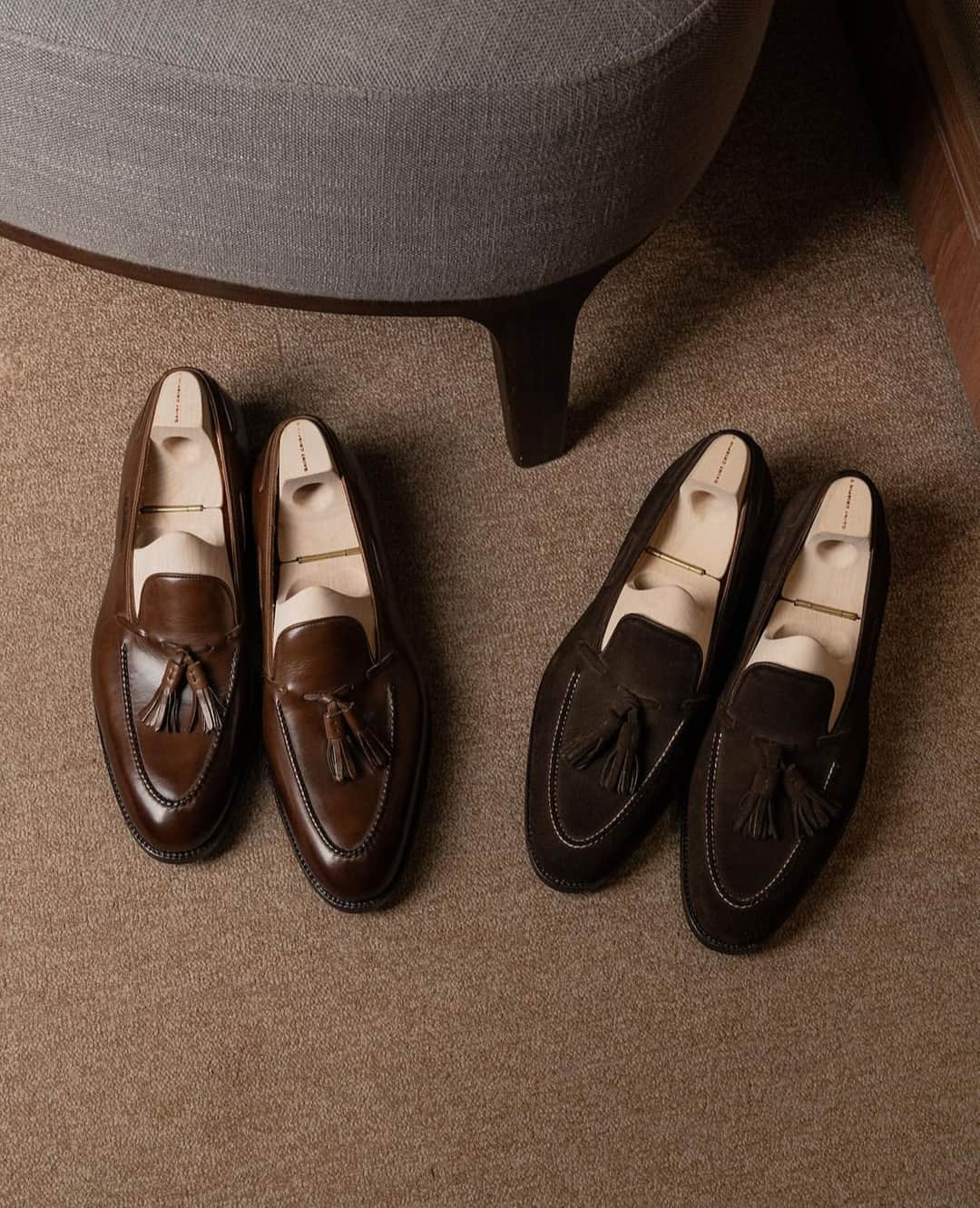 サンクリスピンのインスタグラム：「Same same but different. Our model 642S tassel loafer imagined in two different but equally beautiful leathers courtesy of @therefinement.official⁣ #shoes #handmadeshoes #madetoorder #mtoshoes #bespokeshoes #handwelted #shoeporn #madebyhand #shoestagram #agentlemanschoice #onlyforgentlemen」