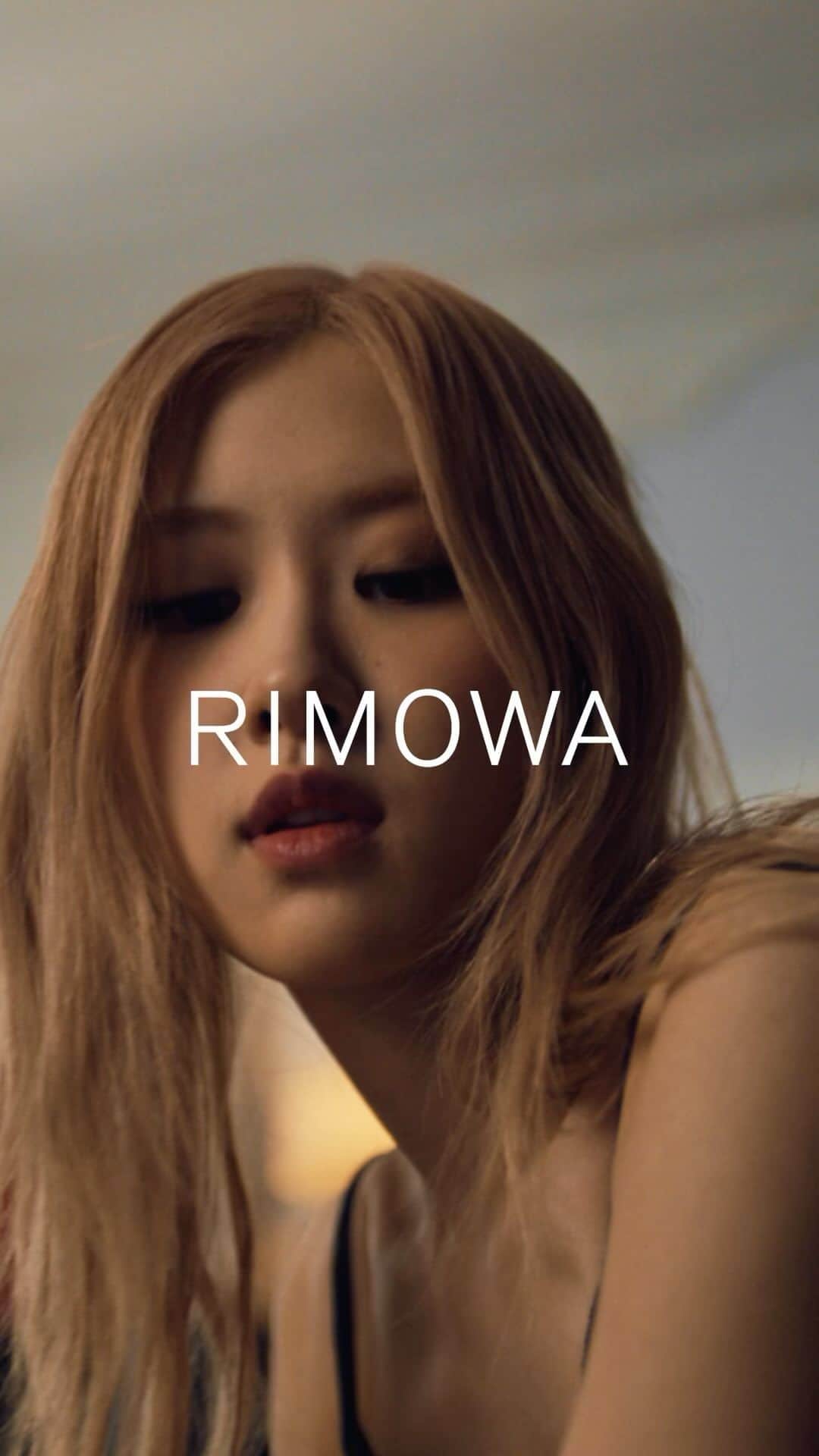 のインスタグラム：「“Home isn’t where we’ve been, it’s where we’re going.” For @roses_are_rosie, home is an evolving concept. Watch her journey reshaping perspectives on travel in RIMOWA’s latest campaign.   #RIMOWA #NeverStill」