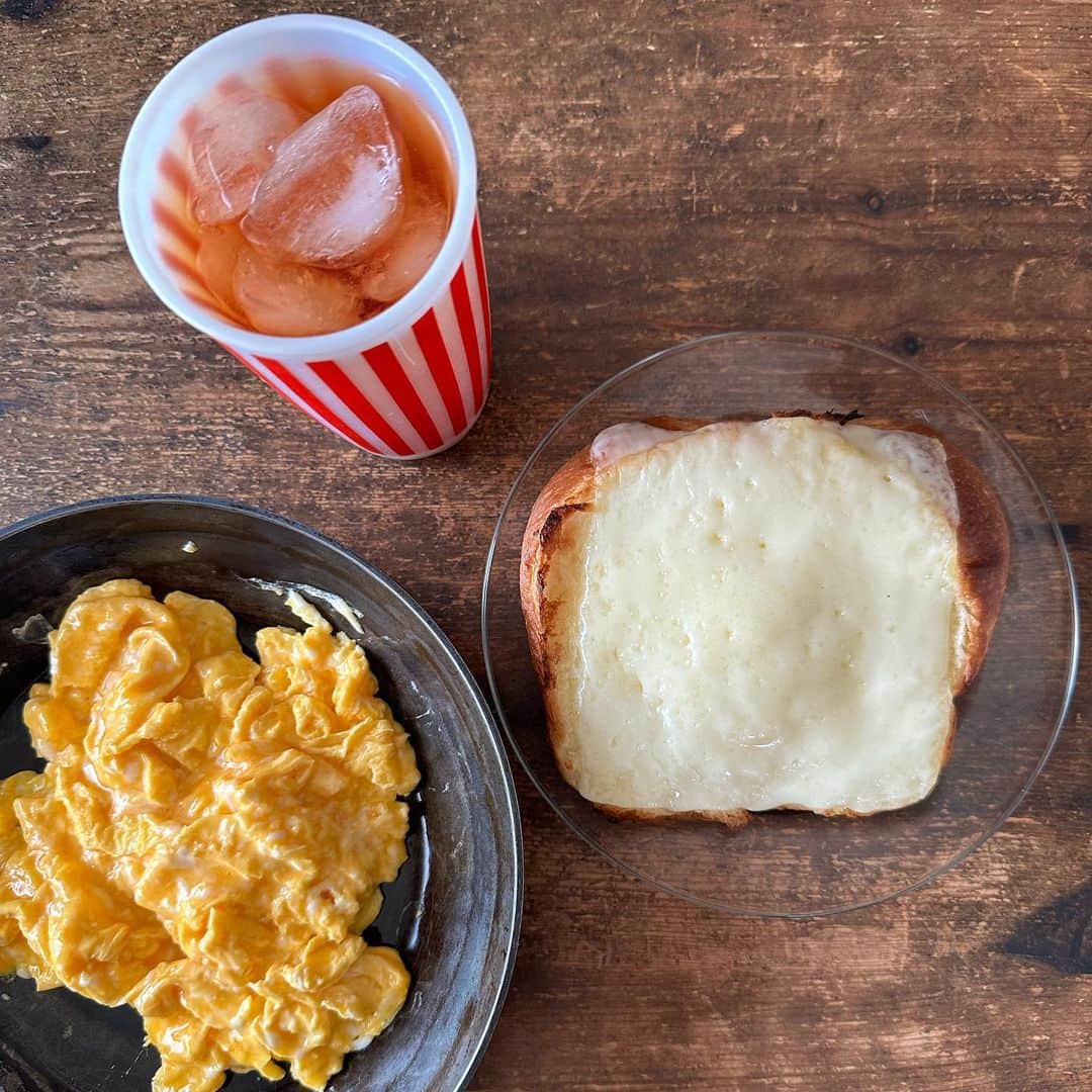 Tesshiさんのインスタグラム写真 - (TesshiInstagram)「たまご乗せ過ぎチーズトーストで朝ごはん & おまけの昭和なソース炒め Fluffy and melty eggs on cheese toast for breakfast & stir-fried veggies #yummy #homemade #healthy #toast #eggs #cheese #veggies #おいしい #トースト #朝食 #朝ごはん #朝ごパン #卵 #チーズ #大盛り #野菜炒め #焼きそば 的な #コーミソース #昭和 #マカロニメイト #フーディーテーブル #手作り  卵3個、牛乳大1、マヨネーズ大1、砂糖ひとつまみ、塩ひとつまみ、焼く好きな油 食パン、チーズ、食べる時にマヨネーズ、マスタード、黒胡椒など 3 eggs, 1 tbsp milk, 1 tbsp mayonnaise, a pinch of sugar, a pinch of salt, oil Bread, cheese… mayonnaise, mustard and pepper…」9月9日 22時01分 - tmytsm