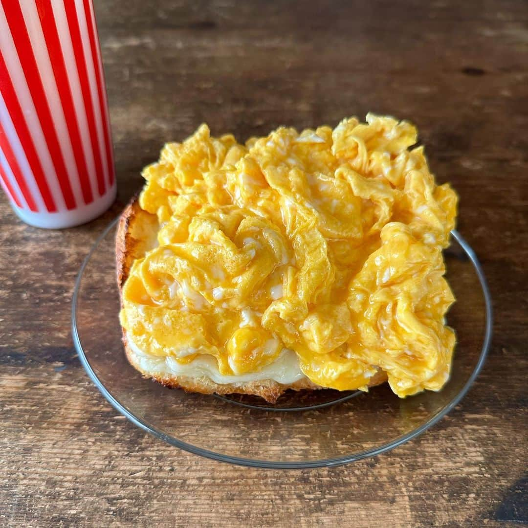 Tesshiのインスタグラム：「たまご乗せ過ぎチーズトーストで朝ごはん & おまけの昭和なソース炒め Fluffy and melty eggs on cheese toast for breakfast & stir-fried veggies #yummy #homemade #healthy #toast #eggs #cheese #veggies #おいしい #トースト #朝食 #朝ごはん #朝ごパン #卵 #チーズ #大盛り #野菜炒め #焼きそば 的な #コーミソース #昭和 #マカロニメイト #フーディーテーブル #手作り  卵3個、牛乳大1、マヨネーズ大1、砂糖ひとつまみ、塩ひとつまみ、焼く好きな油 食パン、チーズ、食べる時にマヨネーズ、マスタード、黒胡椒など 3 eggs, 1 tbsp milk, 1 tbsp mayonnaise, a pinch of sugar, a pinch of salt, oil Bread, cheese… mayonnaise, mustard and pepper…」