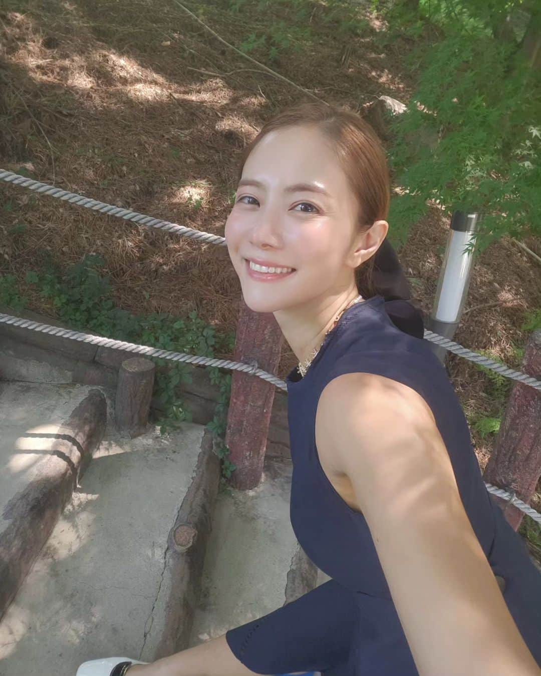 ユ・ハナのインスタグラム：「프라이빗텐트는 사악한 가격이지만 입장료만 내고 들어간다면 꽤 괜찮은 자연놀이터가 될 수 있는, 워커힐호텔의 숲공원  게임기부터 보드게임,  여러 놀이를 체험할 수있는 놀이도구들도 다양했고 귀여운 다람쥐들한테 먹이주는것도 꿀잼  호텔로비에서 차를 불러달라고하면, 30초만에 우릴태우러 차가 딱!   멀리가기도 체력도 안되었던 토요일,  가까운곳에서 잘 보냈..😊」