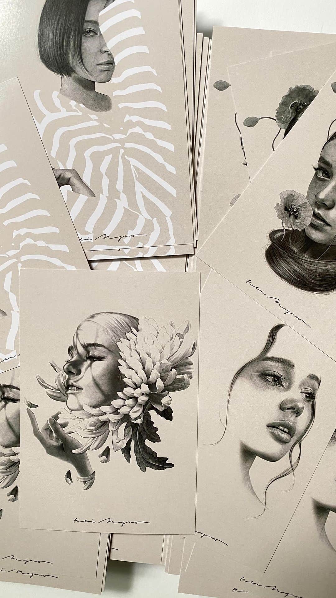 のインスタグラム：「New set of postcards finally arrived today, turned out cute🤍 They’ll be included in the “Orchids for Maui” print as a small thank you, all orders will be shipped on Tuesday.  I’ll also be reopening the shop then so on the notifications and/or subscribe to the email list at keimeguro.com for early access.✨  If anyone wants a postcard from me, drop a 💌 in the comments and I’ll randomly select a couple of people to write to (will reach out via DM’s for your address).」