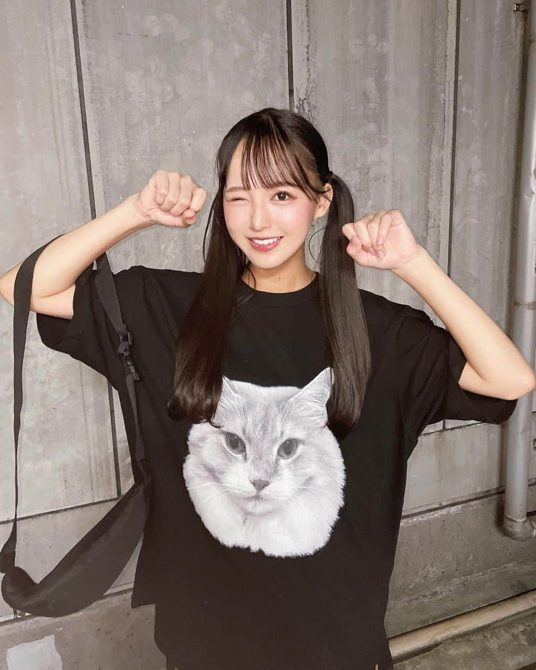 福田朱里のインスタグラム：「ヴィレッジヴァンガードさんとのコラボアイテムを作りました！  ラインナップは、 アクスタ3種 ビッグシルエットTシャツ2種 スウェット2種 キャップ ボディバッグ 小物プレート マグカップ チェキアルバム 手描きカレンダー です🐾  9/17までの通販限定受注生産となります。 ストーリーにあるリンクからぜひチェックしてください🫰  ♡詳細 https://www.village-v.co.jp/news/item/17098 ♡ご購入 https://vvstore.jp/feature/detail/20451/  #ヴィレッジヴァンガード #ヴィレバン #アイドルグッズ #コラボグッズ #グッズ #アイドル #福田朱里 #ねこ #ねこ部 #ネコスタグラム #猫グッズ #ヘイヘイ #チェックパンツ #リボン #スポサン #骨格ウェーブ #アイドルヘア #ツインテール #STU48 #japanesegirl #heihei #shoesincloset #japaneseculture #cat #catlovers #kawaii #ootd #japanesefashion」