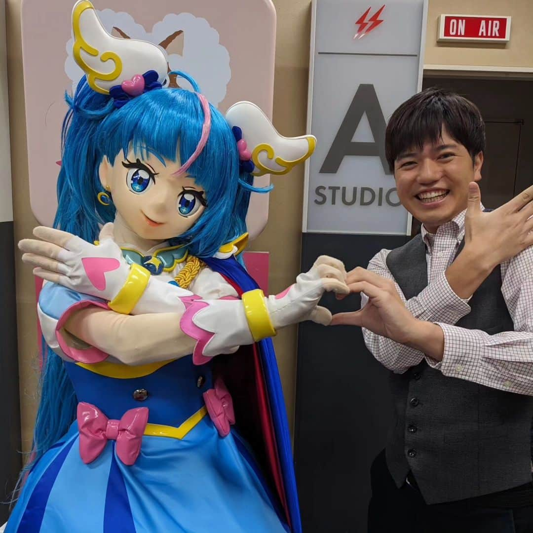 島貫凌のインスタグラム：「映画 #プリキュアオールスターズF から #ひろがるスカイプリキュア の#キュアスカイ が来てくれました〜！！ 個人的にキュアスカイのマントがカッコよくてお気に入りなので、写真を……と思ったら！！！////// ありがとう！キュアスカイ！！ 映画は来週金曜日公開です！ #プリキュア #ひろプリ  #プリキュアオールスターズ  #ソラハレワタール  #メーテレ#アナウンサー#島貫凌」