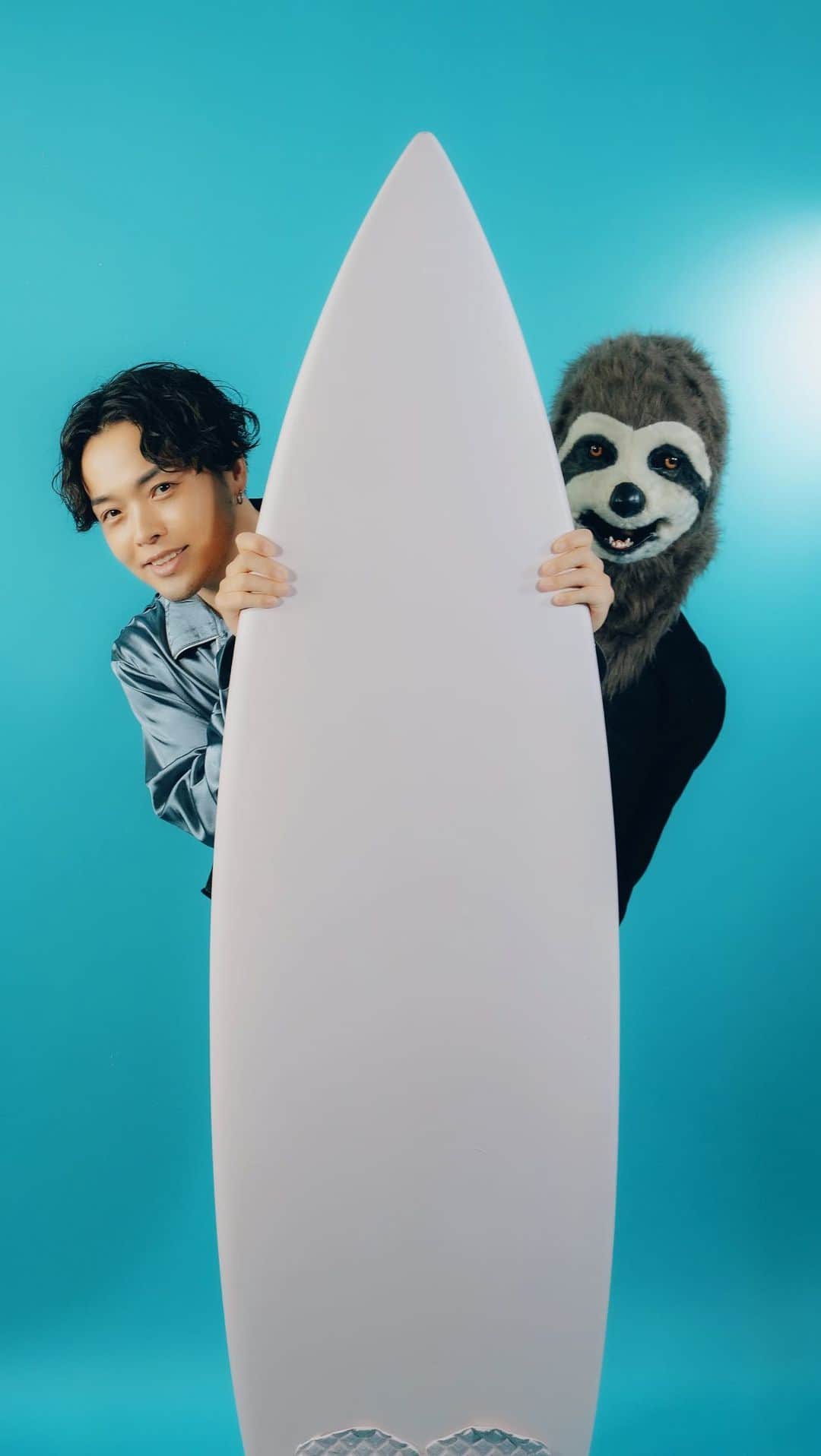 のインスタグラム：「LAZYのMVが公開になりました📽️🎵 めちゃ楽しい撮影でした🦥🩵  佐藤広大「LAZY」 @ldh_records_official @komadogg_lmp  Lyrics / Melody : @furui_riho  AlInstruments : @nobuhirodenda0401  Mixed / Mastered : @shogen_uniq  Planner : @ndac.ryosuke  Directed : @ikwfilm  Styling : @pmmm_official @iko_rih @yorimasaki_official  Sloth : @kosk_pande  Special Thanks : @r_station_2020 @pizzajointpike」