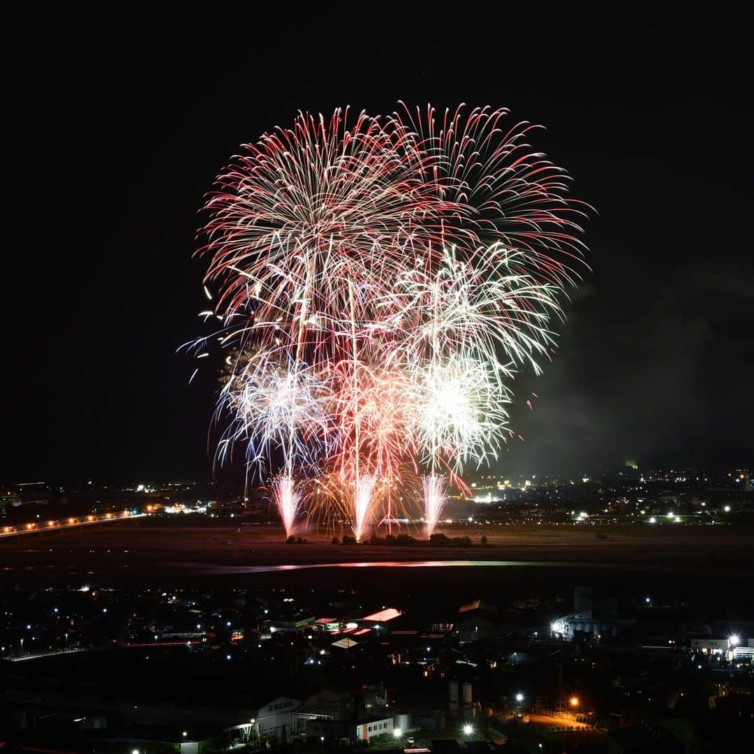 島田市のインスタグラム：「本日、第36回大井川大花火大会が開催されました。（主催：島田市観光協会） 約8000発の花火が打ち上げられ、夜空を彩りました。 ※写真は、多重露光で撮影したものです。  #島田市 #shimada #静岡県 #sizuoka #静岡 #花火大会 #大井川大花火大会」