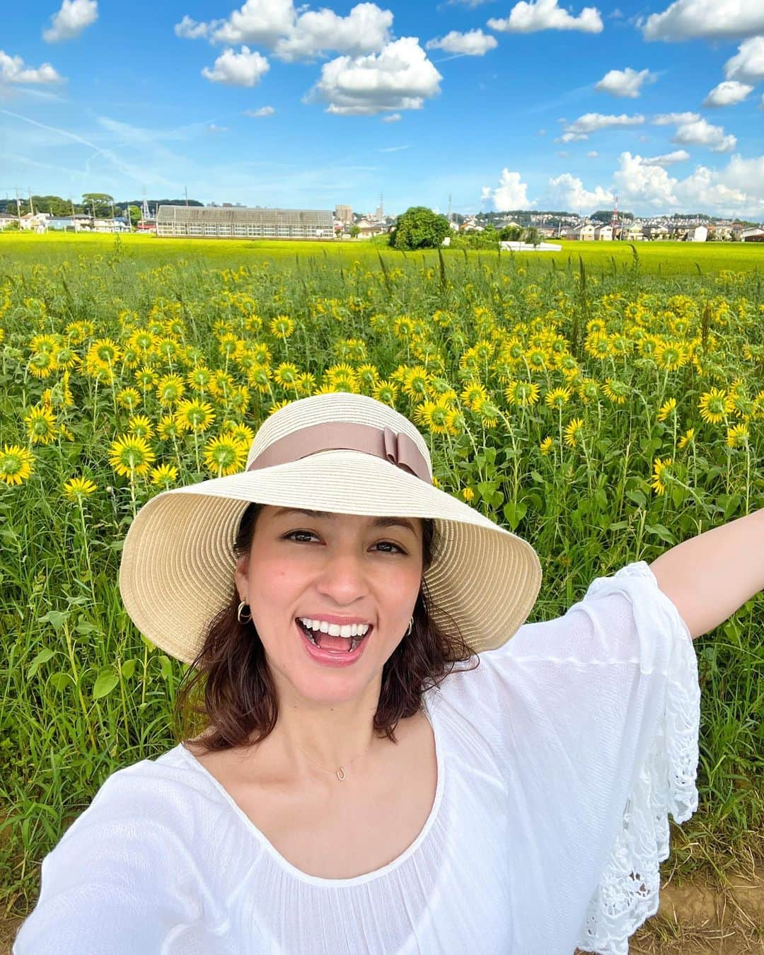 比嘉バービィのインスタグラム：「題して「夏の終わり」🌻  みんなそっぽ向いてるじゃないかーい😂  Sunflowers are not in the mood for a picture.  2枚目はお姉ちゃん♡ 見頃過ぎてたけど行けてよかったね☀️ . . #ひまわり #ひまわり畑 #座間ひまわり畑  #summermemories #sunflower #sunflowerfield #japan」