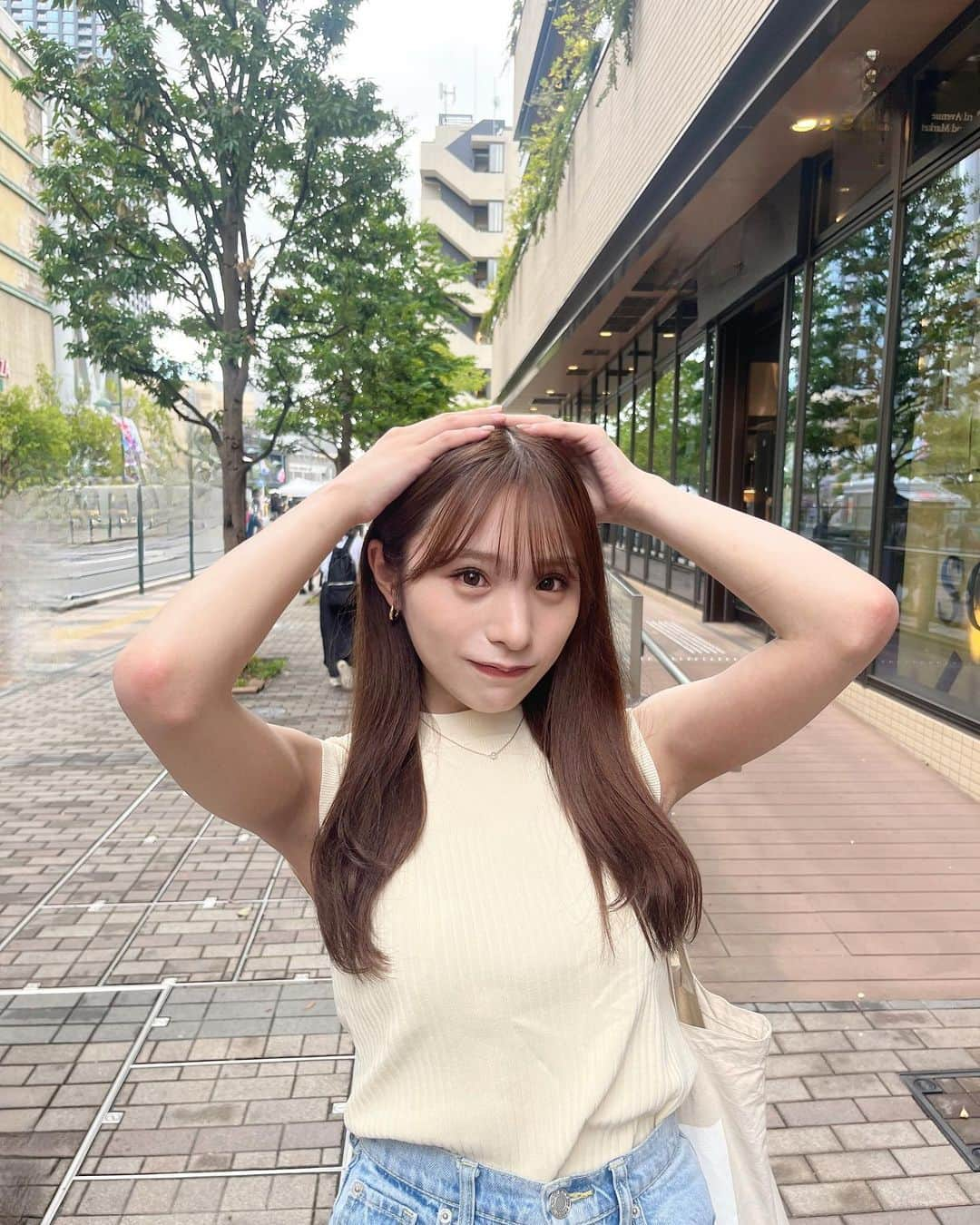 左伴彩佳のインスタグラム：「もう秋の天気になってきたね🍂  知らぬ間に髪伸びてた👩🏼✨ もう少し伸ばしたいな〜  　  #andemiu #ノースリーブ　#ストレートヘア　#cene #316lサージカルネックレス #金属アレルギー対応」