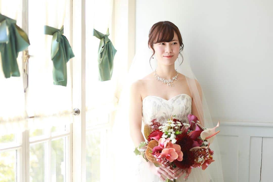 神戸北野サッスーン邸さんのインスタグラム写真 - (神戸北野サッスーン邸Instagram)「＊ @sassoon_weddingplace ・ ・ ・ 特別な日には異人館を貸しきり お気に入りの1着を纏って  チューリップの刺繍をたっぷりとあしらったドレスに お洒落なデザインシャツを合わせたタキシードで  自然光がおふたりを優しく包み込む素敵なフォトウェディングを ・ ・ ・  produce by  ＊Kohei Iwamoto＊  #サッスーン花嫁 #ブライダルフェア #サッスーン邸 #神戸北野サッスーン邸 #神戸結婚式 #北野結婚式 #北野異人館 #関西結婚式場  #貸切ウエディング #アットホームウェディング #異人館ウェディング #神戸前撮り #歴史的建造物 #アンティークウェディング #邸宅ウェディング #ガーデンウェディング #北野異人館 #おしゃれ花嫁 #少人数ウエディング #ゲストハウスウェディング#家族婚 #フォトウェディング神戸 #ガーデン」9月9日 22時10分 - sassoon_weddingplace