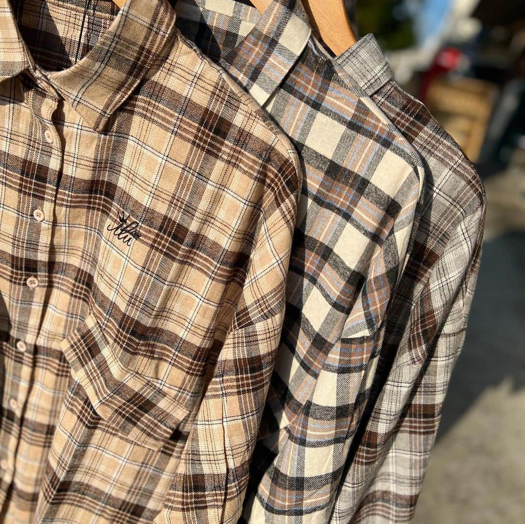 original brand 【ilu098】のインスタグラム：「最新作チェックシャツ 全3色が揃い組♫ これからの季節にピッタリな一枚。  《販売》　 店舗: 9/10(日)11時~ Web: 9/10(日)19時~  #ilu098 #アイルレディー #沖縄ファッション」