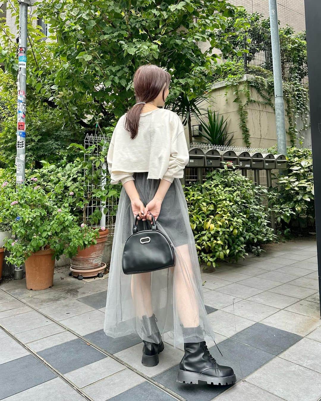 miho uesugiのインスタグラム：「本日発売の #kolorslikeyou ボストンバッグ👜 スマホショルダー、マルチケースなどの全ライナップ…さっそく大人気でした🥹！！ 明日完売してしまいそうなカラーもあります。 ㅤㅤㅤㅤㅤㅤㅤㅤㅤㅤこのバッグは、500mlのペットボトルも横にすると入ります✨  ㅤㅤㅤㅤㅤㅤㅤㅤㅤㅤㅤㅤㅤ  スウェットとワンピースは、オンラインストアで予約開始しました☺️ 店頭入荷はしばらくお待ちください！  日曜日も舞浜店でお待ちしております🫶  ㅤㅤㅤㅤㅤㅤㅤㅤㅤㅤㅤㅤㅤ  #Kastane#Kastane舞浜#Kastane_ootd#骨格ウェーブ#イエベ春#コーディネート#今日のコーデ#コーデ#大人カジュアル#カジュアル#ロングヘア#オン眉#ぱっつん前髪#30代ファッション#30代コーデ#カスタネ#低身長#低身長コーデ#秋#秋コーデ#スウェット#ショートパンツ#ブーツ#バッグ#ボストンバッグ#新作#舞浜#イクスピアリ」