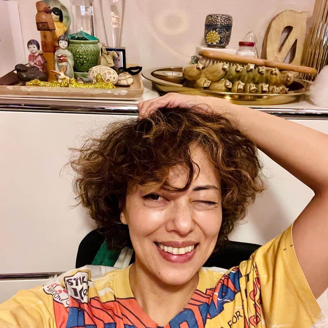 池田有希子のインスタグラム：「ただ今個人史上、次の舞台まで空く時間最長記録のシーズンを過ごしております。せっかくなので今のうちに！と長年先送りしていた実家のことに諸々取り組んでおりますがびっくりするほどの深い学び！私、知らないことばっかりだわ！と言いつつ気力体力MAXで仕事、遊びのお誘いもお待ちしております❤️🔥」