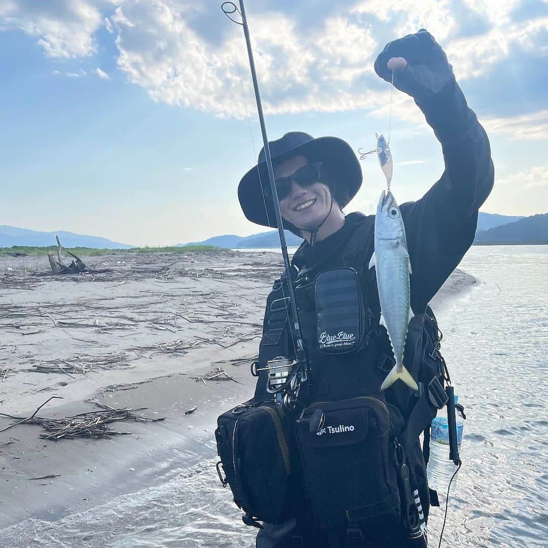 外山将平のインスタグラム：「ナレージ65のボトム転がしで。　　　　　　　　 リップ付きの樹脂バイブレーションなのでレンジキープがしやすいです！ 　　　　　　　　　　　　　　　 　　　　　　　　　　　　　　　　　　　　　 真夏の暑い中出迎えてくれたサバ。　　　　　　 ゲストも嬉しい釣りでした🐟　　　　　　　　　　　　　　　　　　　　　　　 　　　　　　　　　　　　　　　　　　　　　　 　　　　　　　　　　　　　　 #BlueBlue #アングラーズマイスター　　　　　　　　　　　　　　　　　　　　　　　　　　　　　　　 #ナレージ #ナレージ65　　　　　　　　　　　　　　　　　　　　　　　　　　　　　　 #ブルーブルー　　　　　　　　　　　　　　　　　 #钓鱼 #每日穿搭 #시바스 #농어　　　　　　　　 　　　　　　　　　　　　　　　　　　　 　　　　　　　　　　　　　　　　　　　　　　　　　　　　　　　　　　　　　　　　　　　  ◆釣りにかかわらず､出たゴミは持ち帰りましょう！ 一人一人の意識で自然は守れます。 釣り場､自然を大切に🐟　　　　　　　　　　　　　　　　  ◆キャスト時は必ず後方確認をして ルアーや針が歩行者､同行者に当たらないようにしましょう。　　　　 　　　　　　　　　　　　　　　　　　　　　　　　　　　　　　 ◆釣りの際は場所により必ずライフジャケット着用をお願い致します。　　　　　　　 命を守りましょう！　　　　　　　　　　　　　　　　　　　　　　　　　　　　　　　　　　 　　　　　　　　　　　　　　　　　　　　　　　　　　　　　　　　　　　　　 ◆YouTube⇩(始めました！チャンネル登録お願いします！) https://youtube.com/channel/UC07x3DbJCNv_gAFvAjaWQMQ　　　　　　　 　　　　　　　　　　　　　　　　　　　　　  ◆アングラーズ↓🎣 外山将平 https://anglers.jp/users/530231 こちらもチェックお願い致します🐟　　　　　　　  ◆Twitter↓ https://mobile.twitter.com/syohei_1108 こちらもフォロー宜しくお願い致します！🙇‍♂　　　　　 　　　　　　　　　　　　　　　　　　　　　　　　　　　　　　　　　　　　　　　　　　　　　　　　　　　　　　　　　　　　　　　　　　 　　　　　　　　　　　　　　　　　　　　　　　　　　　　 #今日の外山 #俳優 #外山将平  #釣り好きな人と繋がりたい #釣りスタグラム #シーバス #東京湾奥 #釣りの成長記録 #釣りで人生を豊かに  #fishing #lure #bass #fish #fishinglife #bigfish  #instafish  #bassfishing #seabass」