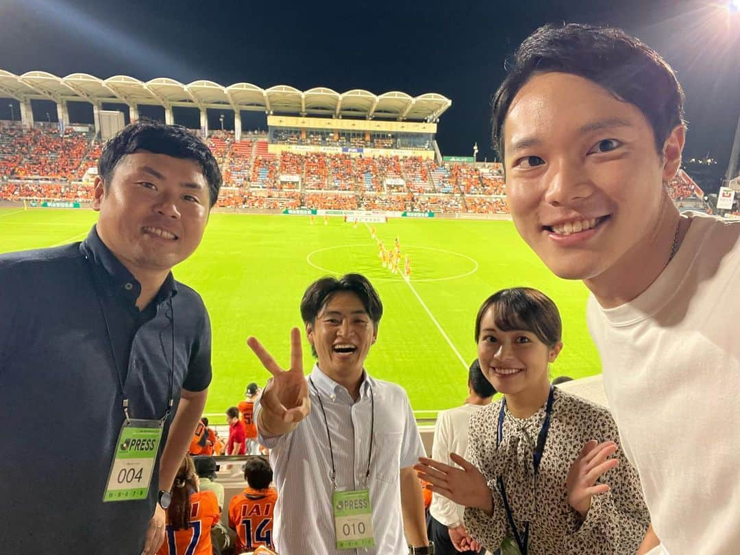 松下翔太郎さんのインスタグラム写真 - (松下翔太郎Instagram)「・ ・ 【J2第34節 清水エスパルス3-0モンテディオ山形◯】  エースの先制点、 岸本選手、エスパルスでのリーグ戦初ゴールで2点目！ そして、セットプレーがいつ決まるかなあ〜！ と期待感漂い続けていた高橋選手の3点目！ 高橋選手は、エスパルス加入後初ゴール！😊 ゴールも笑顔も最高でした〜！  3得点無失点で3試合ぶりの勝利！ 首位の町田とは勝ち点差が3縮まりました🔥  いい夜だ〜🍻  #Jリーグ #spulse#静岡#清水#エスパルス#清水エスパルス #後藤優介#選手#権田選手#とハイタッチ #アイスタにお帰りなさい☺️ #静岡朝日テレビ#片山真人  #静岡放送#新城健太#杉本真子 #アナウンサー#実況#スポーツ#サッカー」9月9日 22時12分 - shotaro_matsushita_