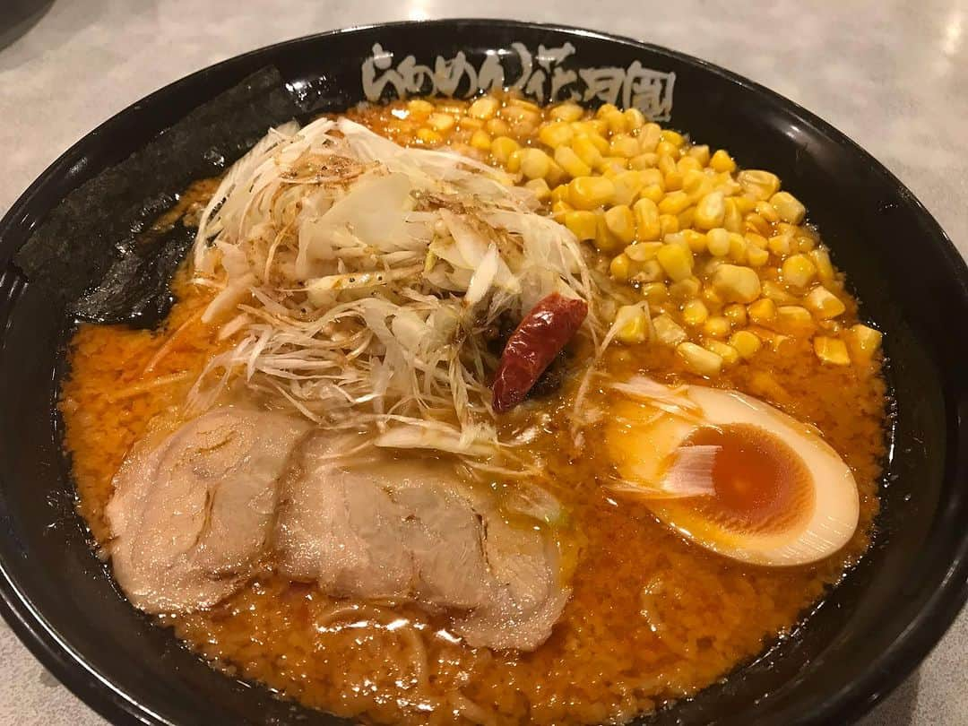 桑山哲也のインスタグラム：「ライブ準備に疲れて、お腹が空いて 数日前から嫁がラーメン食べたい❗️ラーメン食べたい❗️と言っていたので『らあめん花月嵐』に行きました(^^)/  いつもの定番は まぜそば(スープの無いもんじゃそば)にミニぶためしと餃子のセットですが、今回は初挑戦 嵐げんこつバリ辛らあめん トッピングにシャキネギとコーン🌽  嫁さんは 黄金の味噌ラーメン  いや〜美味かった(^^)/ 大満足です♫  明日は桑山哲也ザ・バンド 南青山マンダラ 15時 開場 16時開演  #桑山哲也 #ボタンアコーディオン #藤田朋子 #アコーディナ #南青山マンダラ　#らあめん花月嵐」