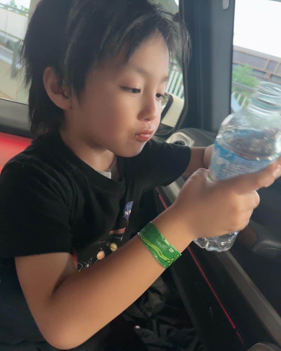 アレクサンダーのインスタグラム：「なんだイケメンだな❤️ #息子 #6歳 #ディズニーシー #駐車場」