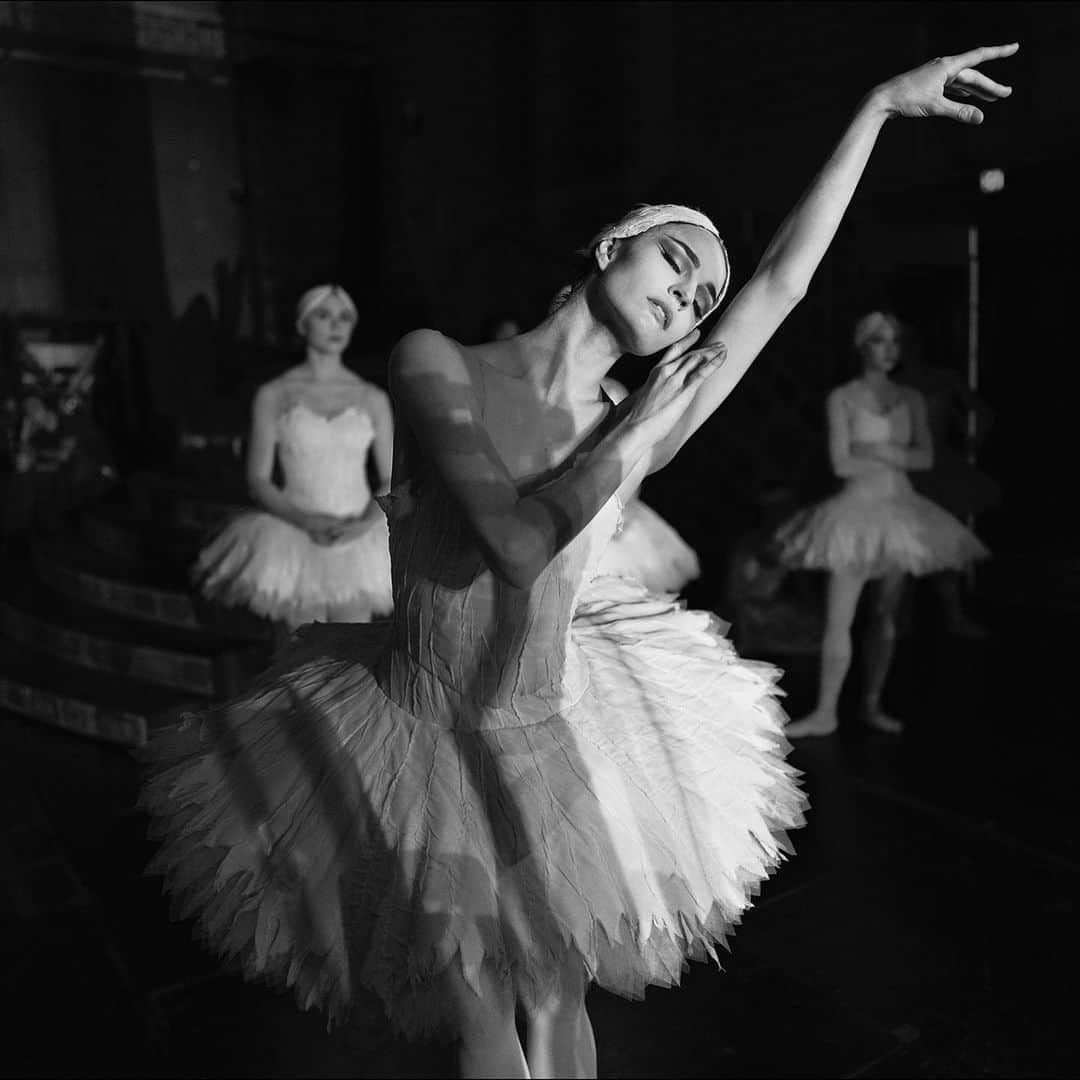 ballerina projectのインスタグラム：「“Odette and Odile are two very interesting personalities to portray. Odette being desperate yet still powerful, and Odile, fiery, charming and manipulative.” - 𝐌𝐚𝐱 𝐑𝐢𝐜𝐡𝐭𝐞𝐫  @maxrichtermoves #maxrichter #ballerinaproject #ballerina #ballet #dance #swanlake #odette #odile   Ballerina Project 𝗹𝗮𝗿𝗴𝗲 𝗳𝗼𝗿𝗺𝗮𝘁 𝗹𝗶𝗺𝗶𝘁𝗲𝗱 𝗲𝗱𝘁𝗶𝗼𝗻 𝗽𝗿𝗶𝗻𝘁𝘀 and 𝗜𝗻𝘀𝘁𝗮𝘅 𝗰𝗼𝗹𝗹𝗲𝗰𝘁𝗶𝗼𝗻𝘀 on sale in our Etsy store. Link is located in our bio.  𝙎𝙪𝙗𝙨𝙘𝙧𝙞𝙗𝙚 to the 𝐁𝐚𝐥𝐥𝐞𝐫𝐢𝐧𝐚 𝐏𝐫𝐨𝐣𝐞𝐜𝐭 on Instagram to have access to exclusive and never seen before content. 🩰」
