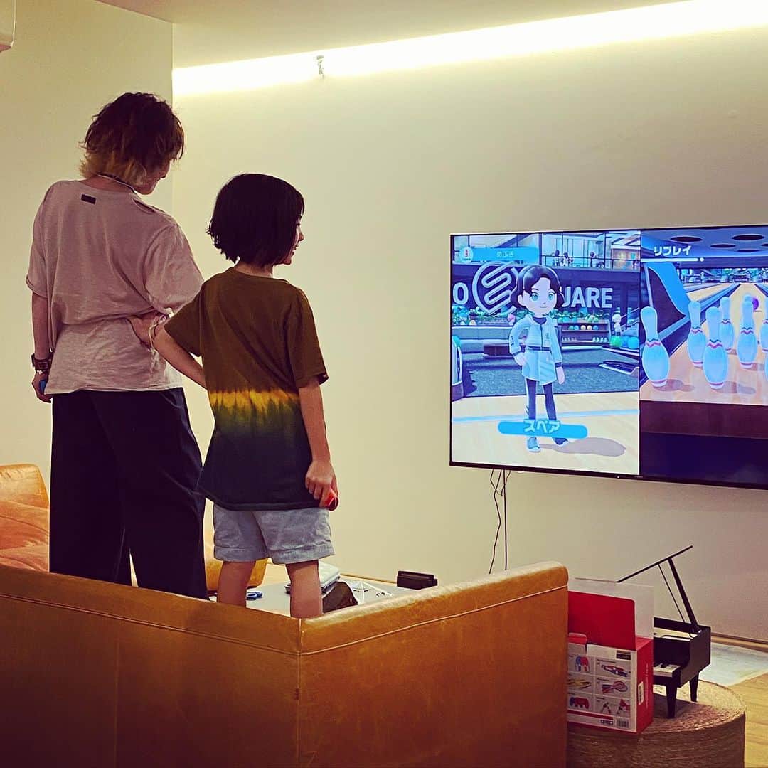 のインスタグラム：「YOUと娘の本気遊びw  娘はこうやっていつも 迫田孝也くんや、なにわ男子の西畑大吾くんやら…多くの方にゲーム相手してもらってる。贅沢すぎる時間。 ゲームをしない母ちゃんよりも、あっさりなつく。」