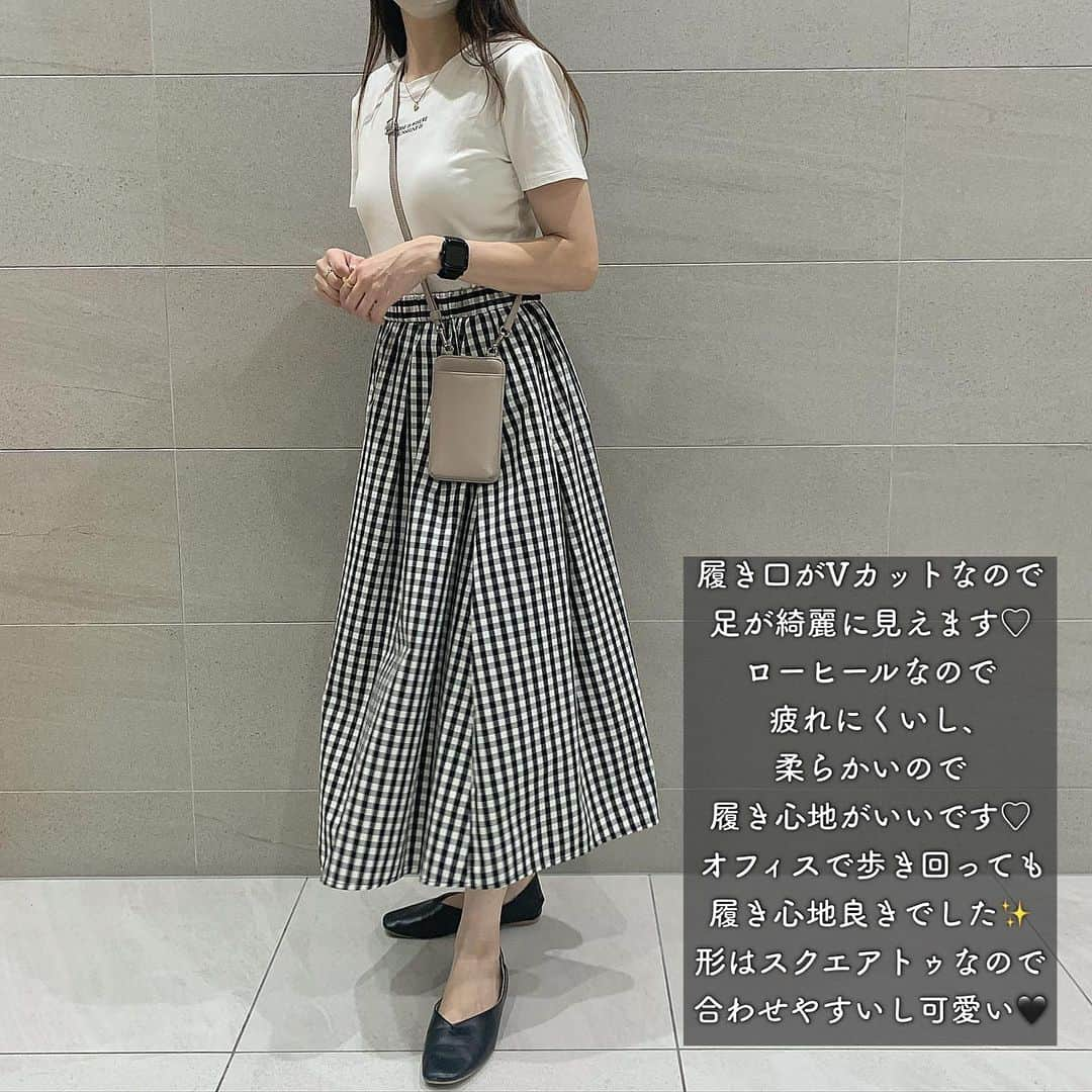 kaorinさんのインスタグラム写真 - (kaorinInstagram)「@shoes_shopkilakila の ローヒールパンプス🖤  フラットシューズなので、 たくさん歩いても疲れにくいし、 柔らかくて履き心地も良きです✨  わたしは仕事の日によく履いてるのですが、 普通に普段使いもできるし、 履き口がVカットなので足が綺麗に見えてオススメです🖤  形はスクエアトゥなので合わせやすいし可愛い✨  サイズは普段通りのサイズ選びで大丈夫でした❣️  かかとを踏んでバブーシュ風にも履くことができるので コーデの幅も広がります🥰  カラバリもサイズも豊富なんです✨ ストーリーにリンク貼っておくので ぜひチェックしてみてください‼︎🤍  #kilakila#キラキラ#ショップキラキラ#ローヒールパンプス#フラットシューズ#フラットパンプス#お仕事パンプス#オフィスパンプス#お仕事コーデ#オフィスコーデ#骨格ウェーブ#骨格ウェーブコーデ#アラフォー#アラフォーコーデ」9月9日 22時19分 - kaorinnnhyrk