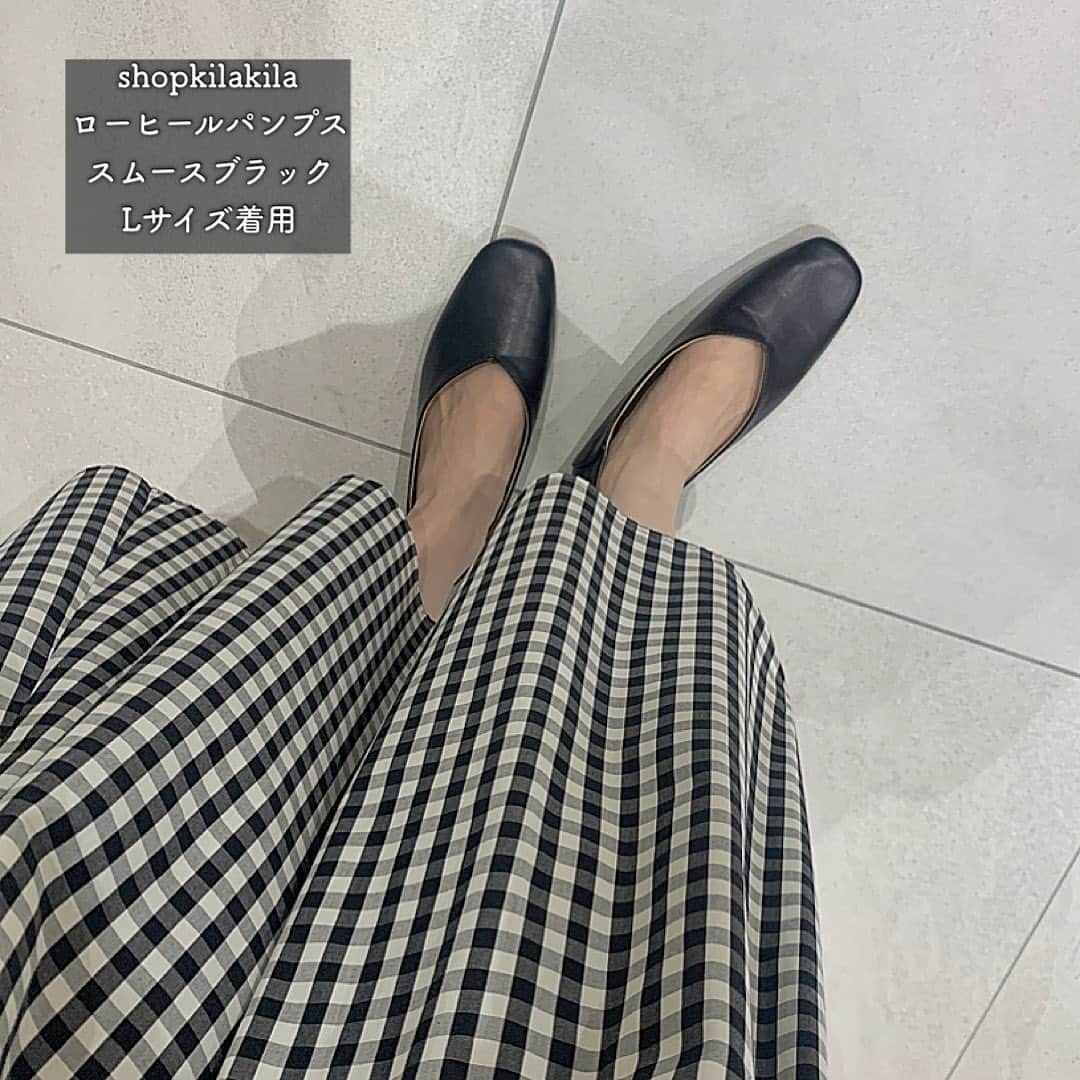 kaorinさんのインスタグラム写真 - (kaorinInstagram)「@shoes_shopkilakila の ローヒールパンプス🖤  フラットシューズなので、 たくさん歩いても疲れにくいし、 柔らかくて履き心地も良きです✨  わたしは仕事の日によく履いてるのですが、 普通に普段使いもできるし、 履き口がVカットなので足が綺麗に見えてオススメです🖤  形はスクエアトゥなので合わせやすいし可愛い✨  サイズは普段通りのサイズ選びで大丈夫でした❣️  かかとを踏んでバブーシュ風にも履くことができるので コーデの幅も広がります🥰  カラバリもサイズも豊富なんです✨ ストーリーにリンク貼っておくので ぜひチェックしてみてください‼︎🤍  #kilakila#キラキラ#ショップキラキラ#ローヒールパンプス#フラットシューズ#フラットパンプス#お仕事パンプス#オフィスパンプス#お仕事コーデ#オフィスコーデ#骨格ウェーブ#骨格ウェーブコーデ#アラフォー#アラフォーコーデ」9月9日 22時19分 - kaorinnnhyrk