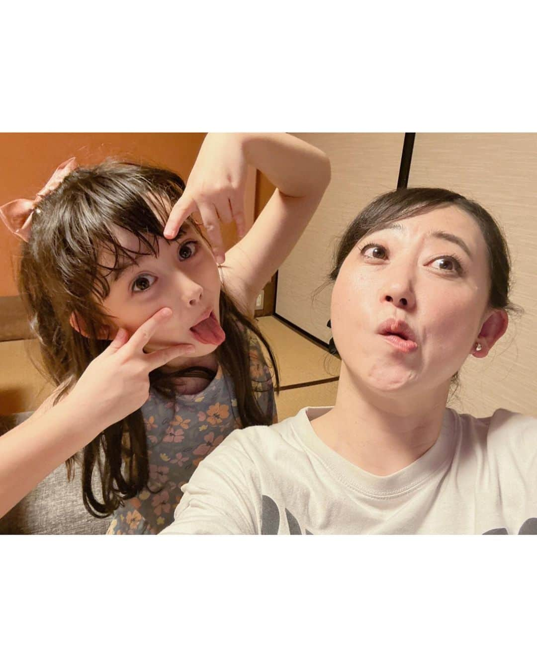 舟橋菜々さんのインスタグラム写真 - (舟橋菜々Instagram)「お久しぶりの友近さん❣️ 夏の間ずっと会いたがっていたから嬉しさもひとしおだね！✨✨✨ 嬉しすぎて、テンションがいつにも増して爆上がりだったのは、るか丸の前髪ベチョ具合からお分かり頂けるかと…😂💡 もうホントちょっと落ち着いて？って100万回くらい言った気がする😇  美味しいご飯とわちゃわちゃ賑やかな、あっという間に過ぎる楽しい時間でした🙌🏻 #dinner#friends#yummy#kids#友近 さん#夜ご飯#豚しゃぶ#美味#推しの子#ポーズ#前髪ベチョ#友近さんと瑠花はポン酢派#私はゴマだれ派」9月9日 22時20分 - wombatnana