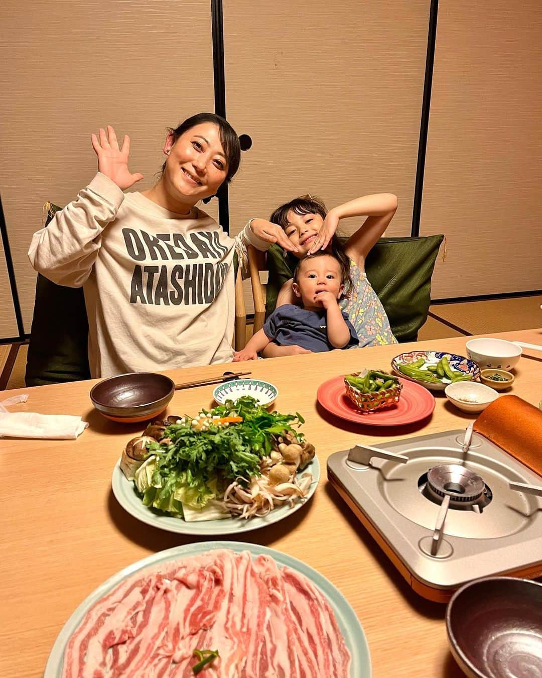舟橋菜々のインスタグラム：「お久しぶりの友近さん❣️ 夏の間ずっと会いたがっていたから嬉しさもひとしおだね！✨✨✨ 嬉しすぎて、テンションがいつにも増して爆上がりだったのは、るか丸の前髪ベチョ具合からお分かり頂けるかと…😂💡 もうホントちょっと落ち着いて？って100万回くらい言った気がする😇  美味しいご飯とわちゃわちゃ賑やかな、あっという間に過ぎる楽しい時間でした🙌🏻 #dinner#friends#yummy#kids#友近 さん#夜ご飯#豚しゃぶ#美味#推しの子#ポーズ#前髪ベチョ#友近さんと瑠花はポン酢派#私はゴマだれ派」
