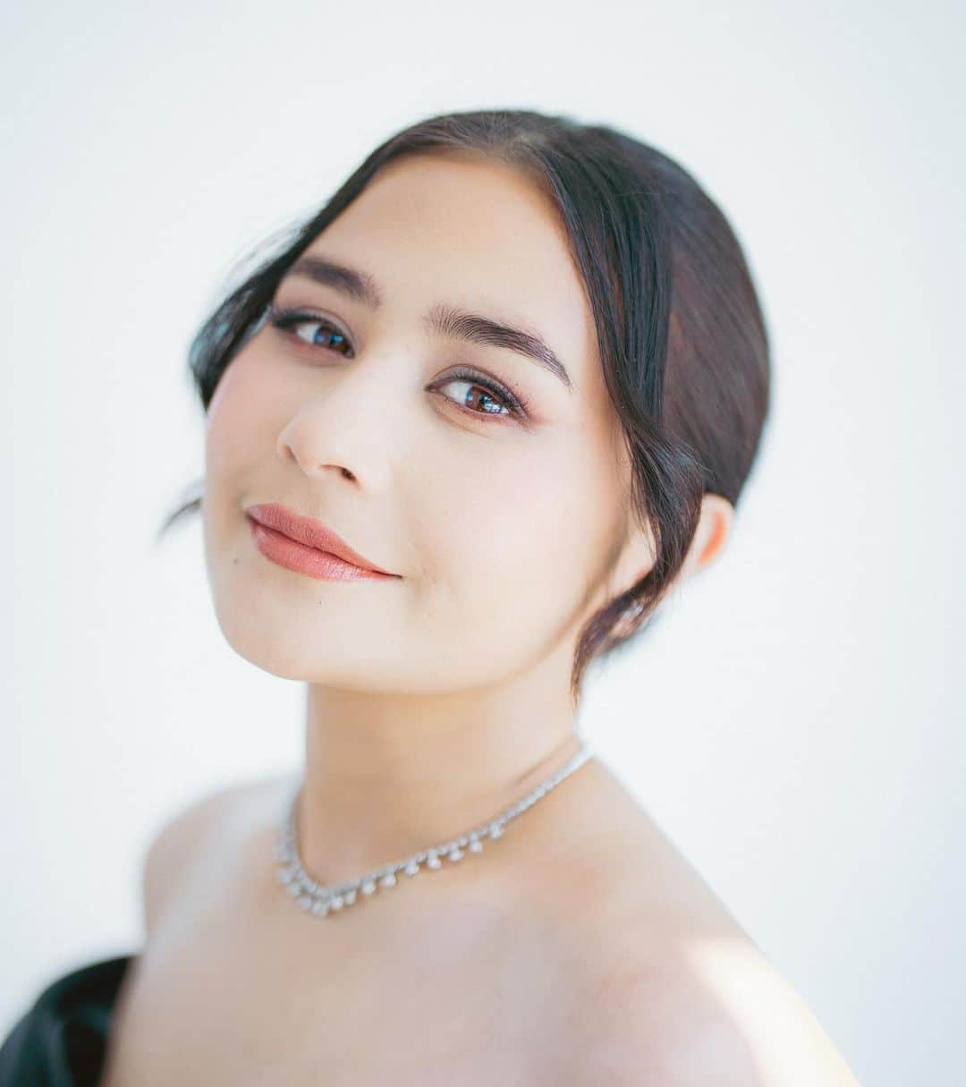 Prilly Latuconsinaのインスタグラム：「Be the woman you would look up to.」