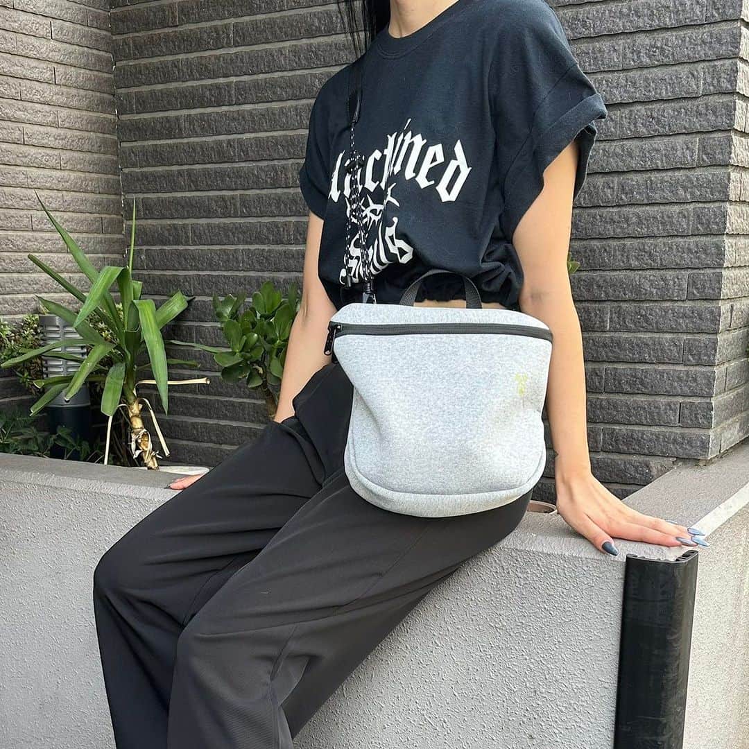 HeMのインスタグラム：「-NEW ARRIVALS-  ウェットスーツ素材なので、アウトドアシーンでも活躍🏕！  ラーズショルダーは、手持ちバッグにもショルダーバッグとしても使えます🎶  プロフィールページのURLからオンラインショップをチェック✔︎  ＿＿＿＿＿＿＿＿＿＿＿＿＿＿＿＿＿＿＿＿＿＿  ラーズショルダー　￥4,950（tax in） ＿＿＿＿＿＿＿＿＿＿＿＿＿＿＿＿＿＿＿＿＿＿  Instagramで紹介している商品は、画像をタップorプロフィールページの「ショップ」からご覧いただけます💡  #HeM #ヘム #バッグ#ミニバッグ#フェスコーデ #夏フェス #夏アイテム #夏コーデ#ショルダーバッグ#2wayバッグ #ビーチコーデ #フィットネス女子 #ランニング女子 #ビーチ #海 #ビーチスタイル #海コーデ #海デート #リゾートコーデ #リゾートファッション」