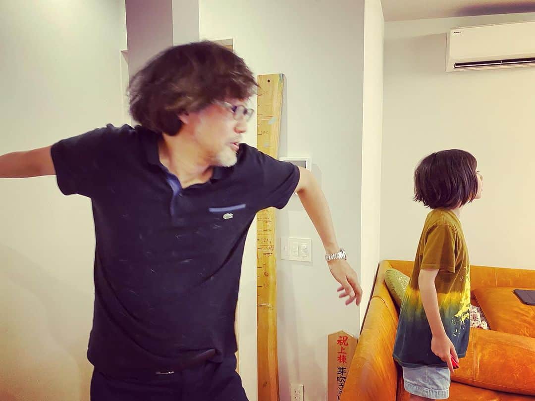 のインスタグラム：「巨匠・山崎貴監督に ボーリングを教える娘。  「そんたくなしで本気でやるよ」（山崎監督）  本気でやってます。 皆様、監督渾身の最新作『ゴジラ-1.0』楽しみですね。」