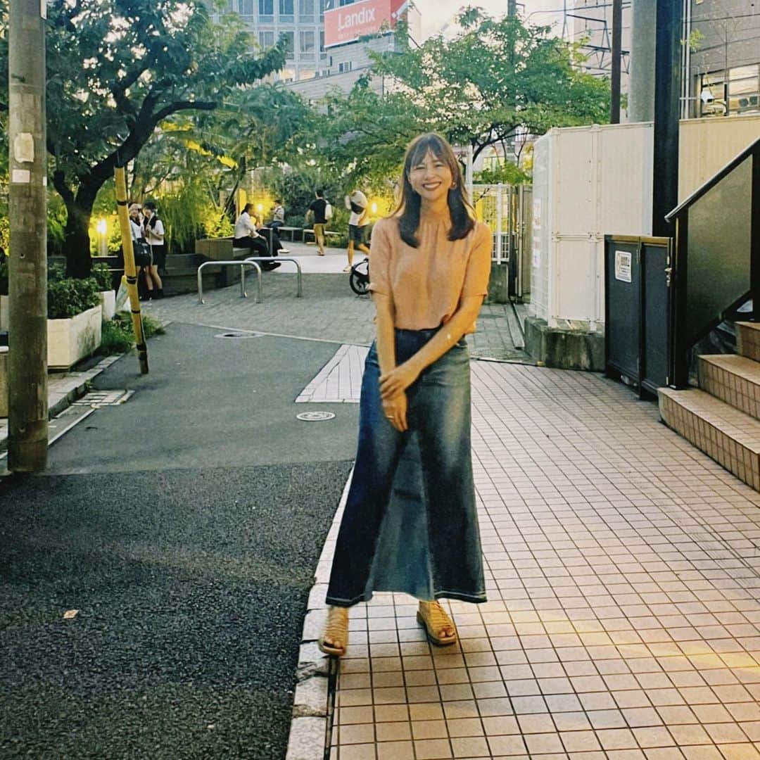 日下部ゆいこのインスタグラム：「. . 大好きなデニムも 今年の夏は暑過ぎて 出番がほとんどなく。 . やっと心地よく履けるように。 . @yanuk_official  @casa_fline  コラボのデニムスカート。 . . #ootd#fashion#コーデ#私服#yanuk#casafline#デニムコーデ #デニム#ママコーデ」
