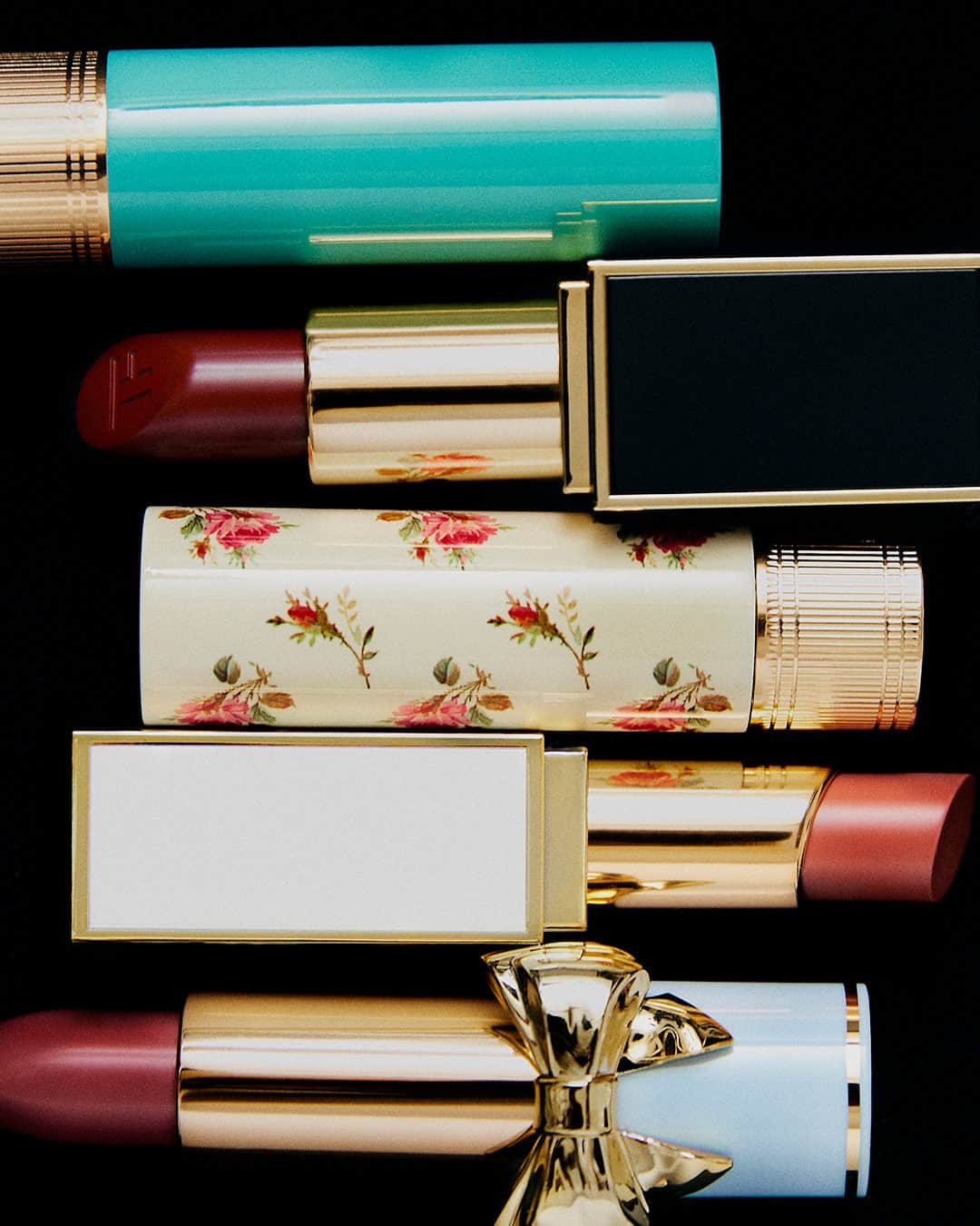 ネッタポルテのインスタグラム：「CHOOSE YOUR FIGHTER: Make your mark with your favourite lipstick shade.  Tap the link in bio to shop at #NETAPORTER.」