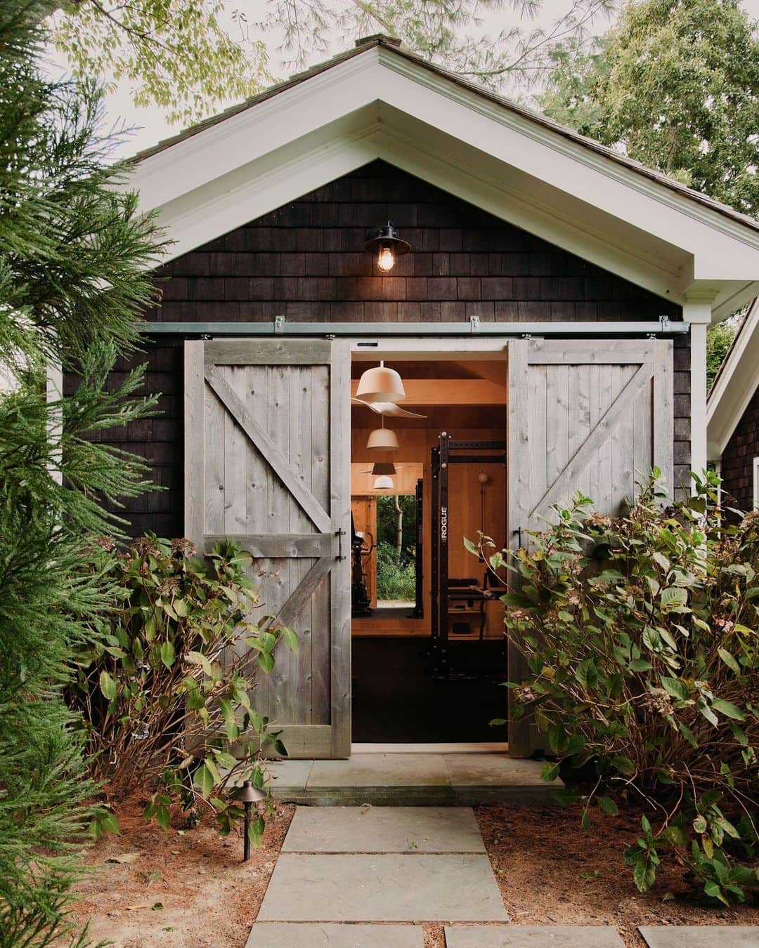 ELLE DECORのインスタグラム：「Need motivation to hit the gym? Take a page out of designer Melissa Lee’s book. The Bespoke Only (@bespokeonly) founder transformed an unfinished storage shack on one Amagansett property into a plywood-covered gym, complete with skylights and a pendant from @muutodesign. “It became such a cool space,” Lee adds. “Imagine working out with the barn door open and the breeze coming in and looking out onto the yard. Who wouldn’t be incentivized to burn some calories under such conditions?”  Click the link in our bio to tour the rest of this idyllic hedge-framed property. Written by @rachelesilva_. Photographed by @william.jess.laird.」