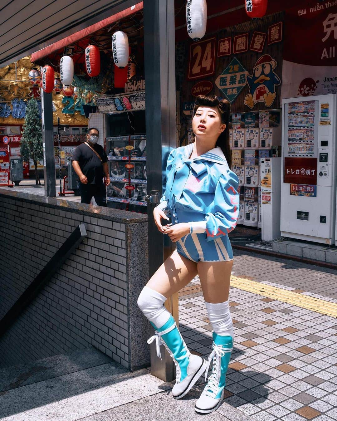 オランピアルタンのインスタグラム：「Harajuku Star Babyface wearing her baby blue latex sailor suit in the streets of Tokyo 🩵🤍💫 @sukeban_world  📸 @chikashisuzuki1972  Hair @takeshikatoh  Makeup @maodooleymakeup  Nails @nailsbymei  Latex @dawnamatrix  Production @hkprodtokyo  #sukebanworld #babyface #harajukustars」