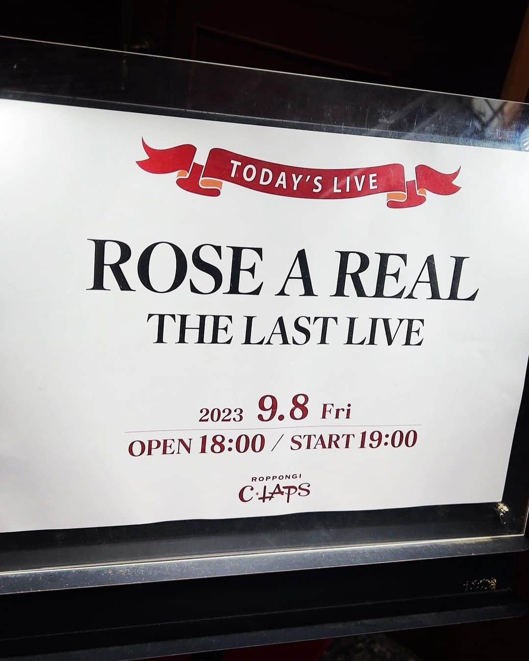 鈴木真梨耶のインスタグラム：「2023.09.08 ROSE A REAL  THE LAST LIVE and  5th Anniversary  L♡VE&Thank y☆u...  無期限活動休止は、やっぱり寂しい気持ちがあるけど、ROSE A REALを好きになれてお姉ちゃんと歌うことができてよかったなと思います。  応援してくれたファンの皆さん、スタッフさん、関係者の方々、お友達、親戚、そして家族。 感謝の気持ちでいっぱいです。 本当にありがとうございました。  これからもゆりや、まりや、それぞれの道を精一杯頑張ります。これからも応援よろしくお願いします。  またね...🥀†  ‪#ROSEAREAL #ロザリオ‬ ‪#鈴木真梨耶 #MaRiyaSuzuki‬ #loveandthankyou #love #thankyou」