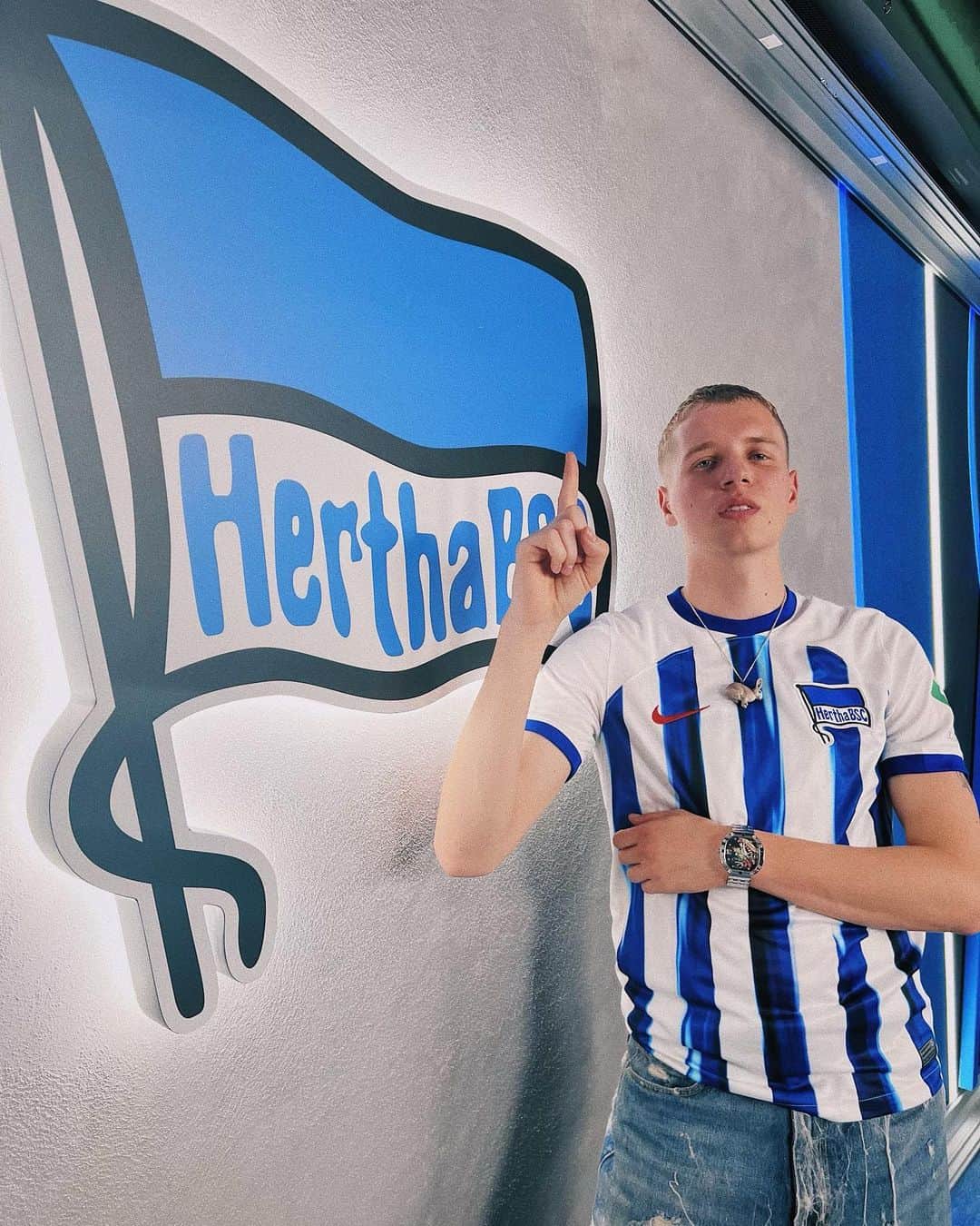 ヘルタ・ベルリンのインスタグラム：「Neuer Markenbotschafter in 🔵⚪️!  Wir freuen uns, mit @soho.bani einen langjährigen Supporter nun auch offiziell in der Hertha-Familie begrüßen zu dürfen. 🤩  #HaHoHe」