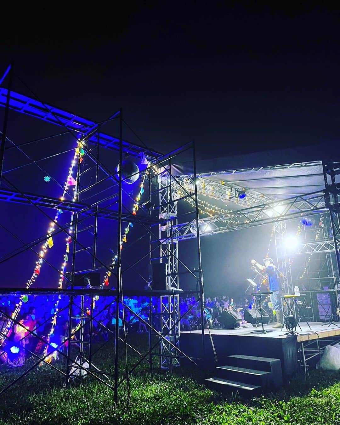 河口恭吾のインスタグラム：「STAR CAMP  in朝霧　2023  本番直前まで雨、霧、風に悩まされましたが、本番はおさまって、沢山のお客さんが集まって耳を傾け、一緒に声を出して歌ってくれました。 ありがたいです！  アウトランダーPHEVユーザーの方が沢山いてそれぞれのスタイルでキャンプされているのを見れて楽しい時間でした。  ルーフキャリア欲しいなぁと、皆さんの車を見て思いました。  スタッフ関係各位の皆さま、雨の中を本当にお疲れ様でした。  #starcamp  #STARCAMP朝霧 #三菱自動車  #三菱アウトランダーphev」