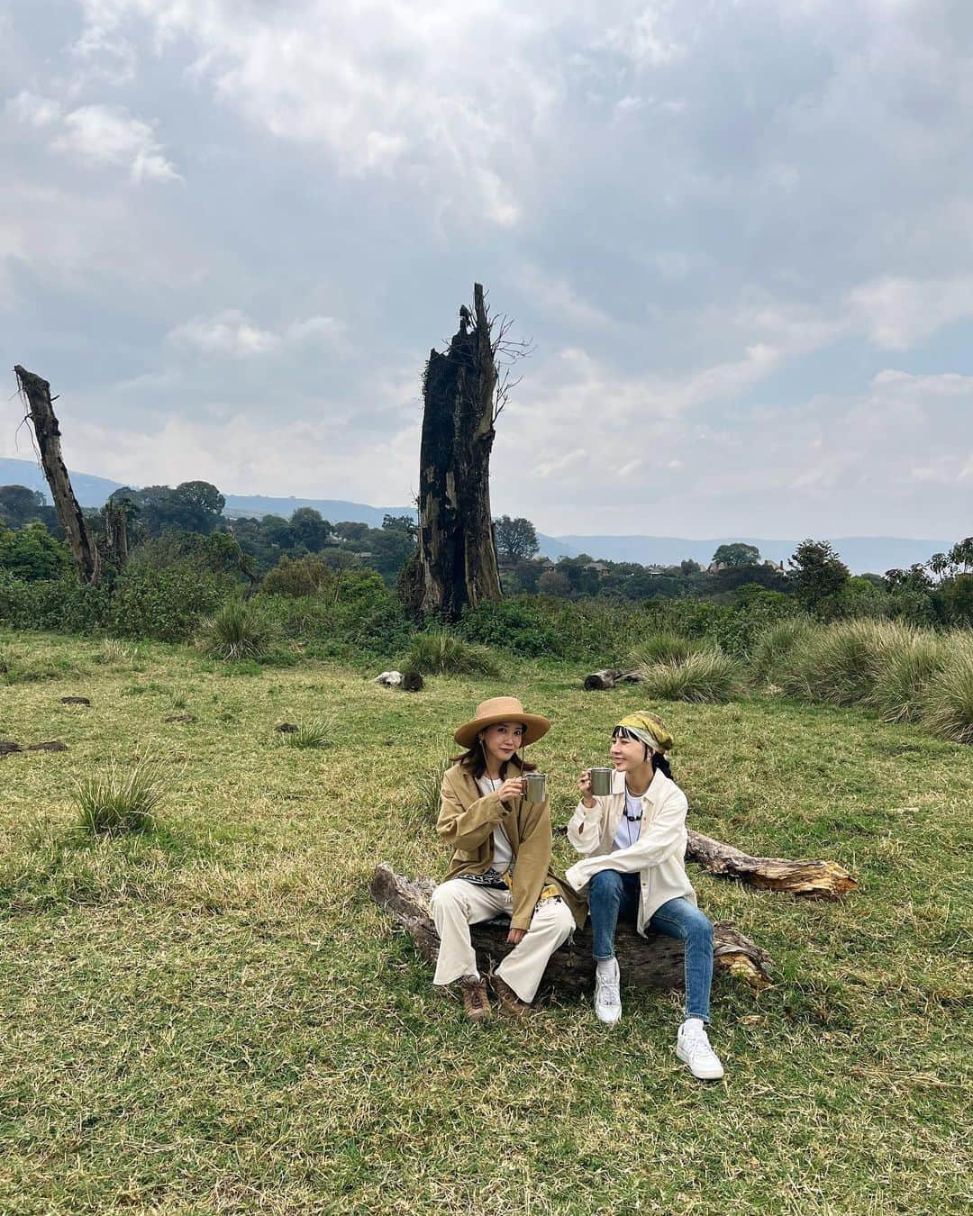 田中里奈さんのインスタグラム写真 - (田中里奈Instagram)「只今タンザニアのサファリに来ています！ 旅の相方はなおちゃん♡ 一緒に景色や色んなアフリカを味わってるよ✨  まだ旅の途中、いやまだまだ序盤だけど、既にまた来たい！  #たなか旅メモ ←今までの旅の記録はここに #アフリカ旅行 #タンザニア #Tanzania #サファリ #Safari #serengety #りなとなおこのアフリカ旅行」9月9日 22時36分 - tanakaofficial