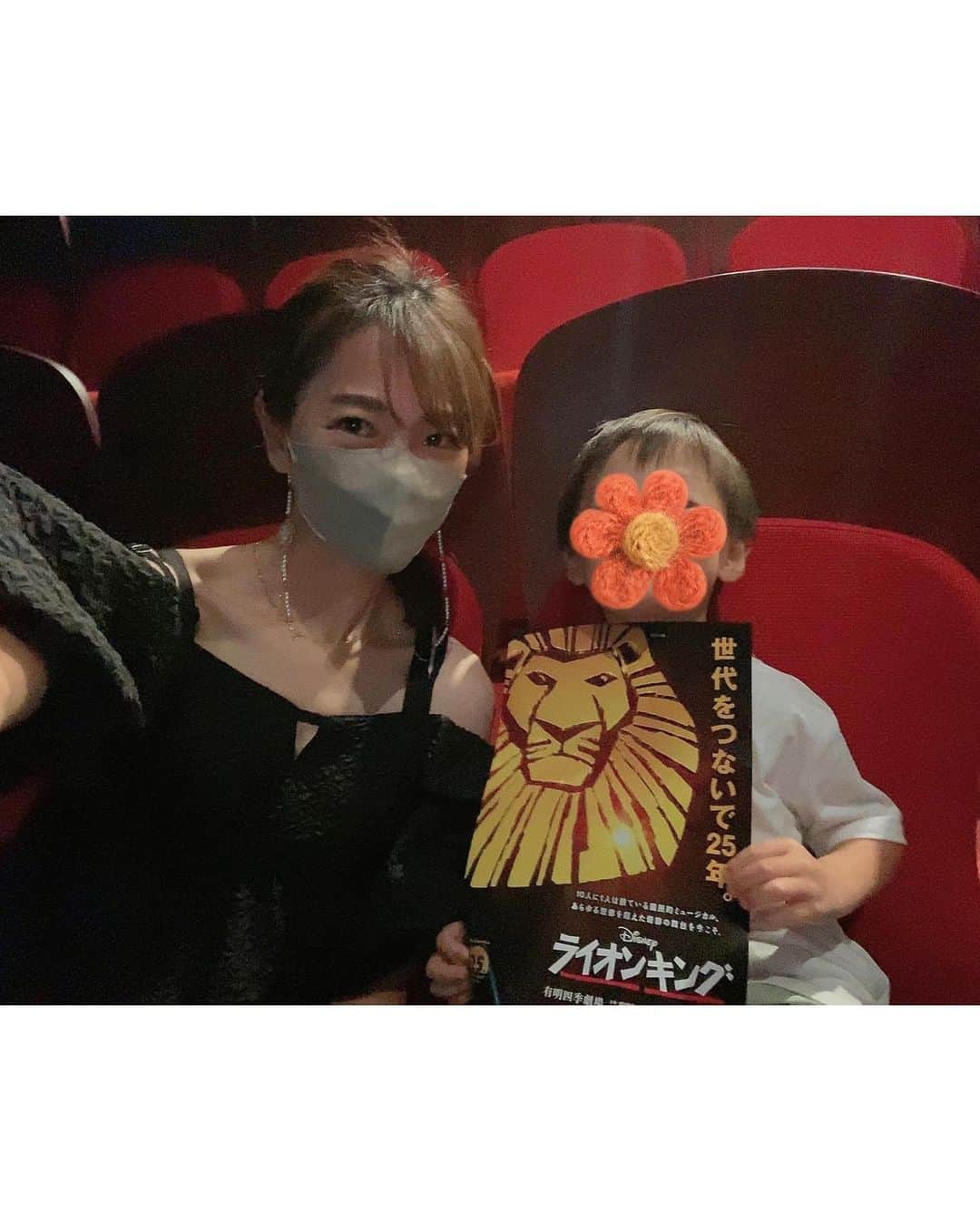 阿川麻美さんのインスタグラム写真 - (阿川麻美Instagram)「久しぶりにミュージカル🎶  息子がようやく劇場入場OKな年齢になったので ライオンキング🦁見てきたよ🥺💓  息子も気に入ってくれたみたいなので しばらく四季劇場通います🤣❤️  #趣味の押し付け  マスクストラップは @koreanzakka755 のもの😷  韓国の伝統飾りメドゥがワンポイントで可愛い😍  観劇中もマスクの置き場所に困らなくて👍    PR #マスクストラップ #韓国雑貨 #韓国ファッション #マスクコーデ #マスクチェーン #韓国通販 #韓国マスク #韓国のざっか屋さん#ライオンキング#有明四季劇場 #有明ガーデン#劇団四季ライオンキング #劇団四季好きな人と繋がりたい」9月9日 22時38分 - asamichi922
