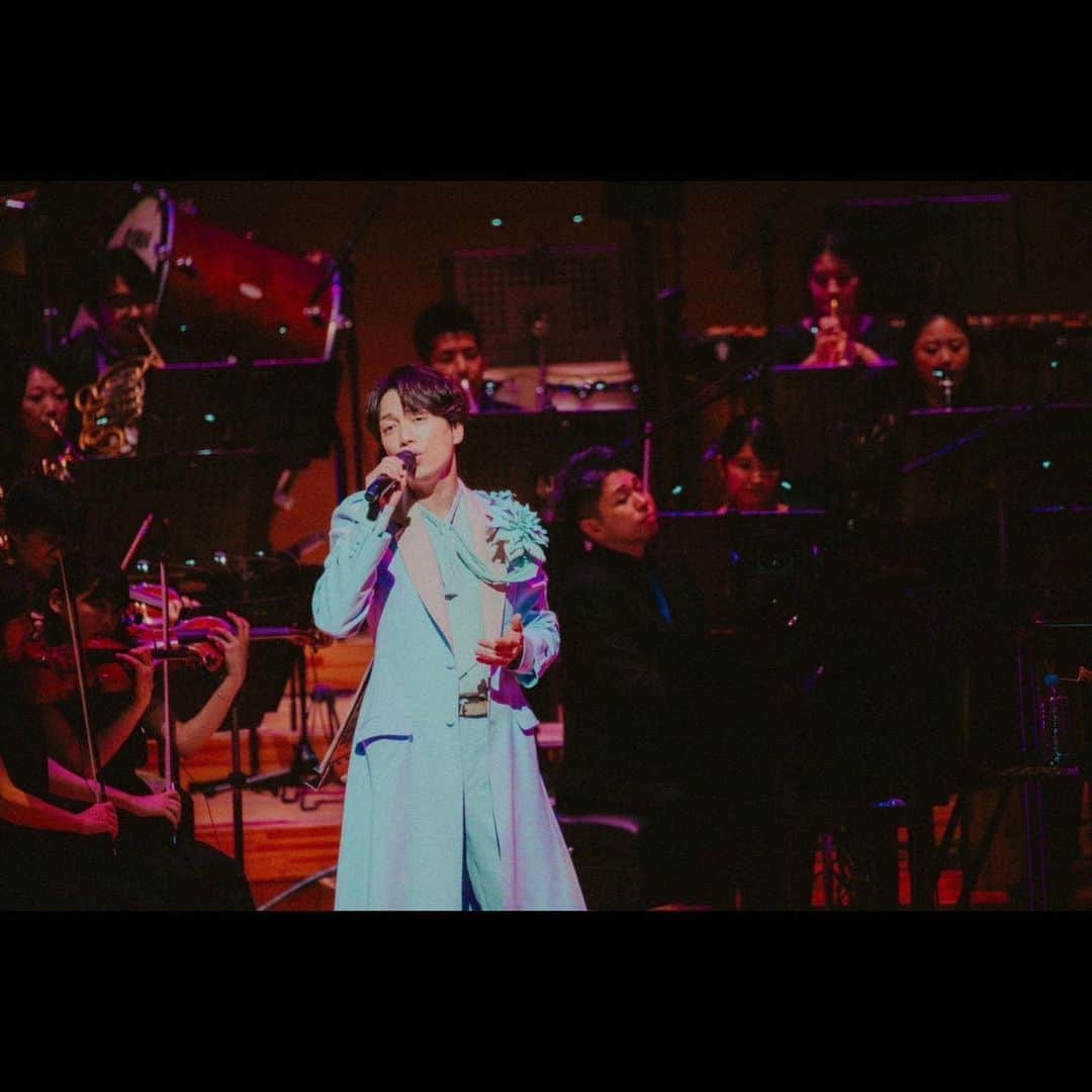 山崎育三郎のインスタグラム：「ツアーファイナル、サントリーホール終演しました。  全国ツアー無事に最後まで走り抜ける事が出来ました。  ご来場頂きました皆様本当にありがとうございました。  ゲストの新妻聖子さん、指揮栗田博文さん、ピアノ宗本康兵さん、コンサートマスター渡辺美穂さん、東京フィルハーモニー交響楽団の皆さん、素晴らしい演奏をありがとうございました。  溢れる思いはまたいくともで語ります。  幸せでした。  PRINCIPE完結。」