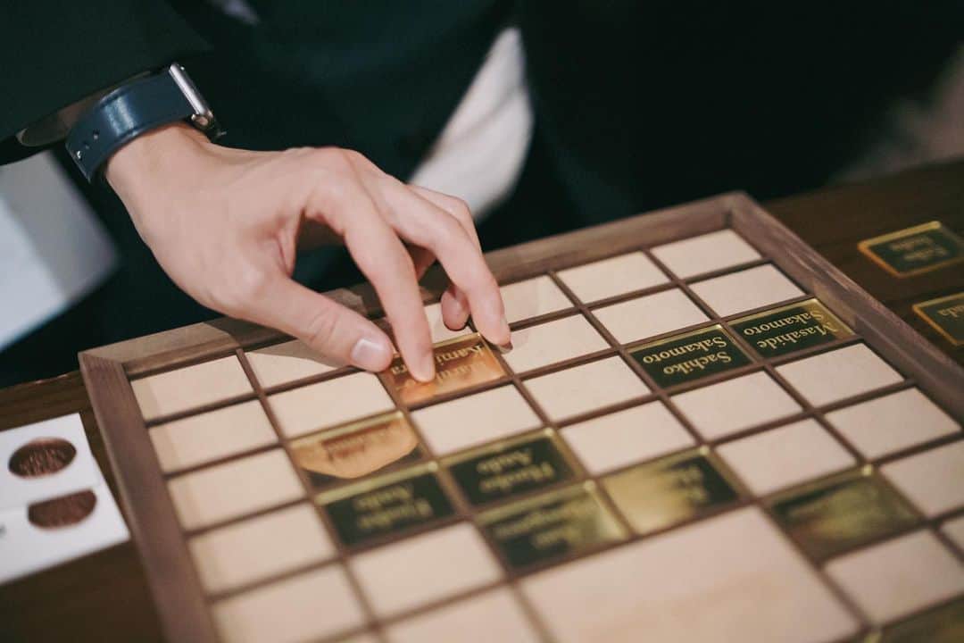 のインスタグラム：「.  Reception Item  人前式の証人の証として参列されるゲスト様  おひとりおひとりが自分のネームプレートを フレームに移動させることで完成する結婚証明証  ゲストのみなさまと共につくりあげる結婚証明書は これからのおふたりにとって宝物になりますね  @oriental.hotel.kobe  @oriental.hotel.wedding  @kobe_laviephotography  @labola_photography  @guppy_photograph   #ohk花嫁 #ウェルカムスペース #ウェルカムグッズ #結婚証明書 #居留地 #welcomespace  #orientalhotel #orientalhotelwedding #オリエンタルホテル #オリエンタルホテル旧居留地」