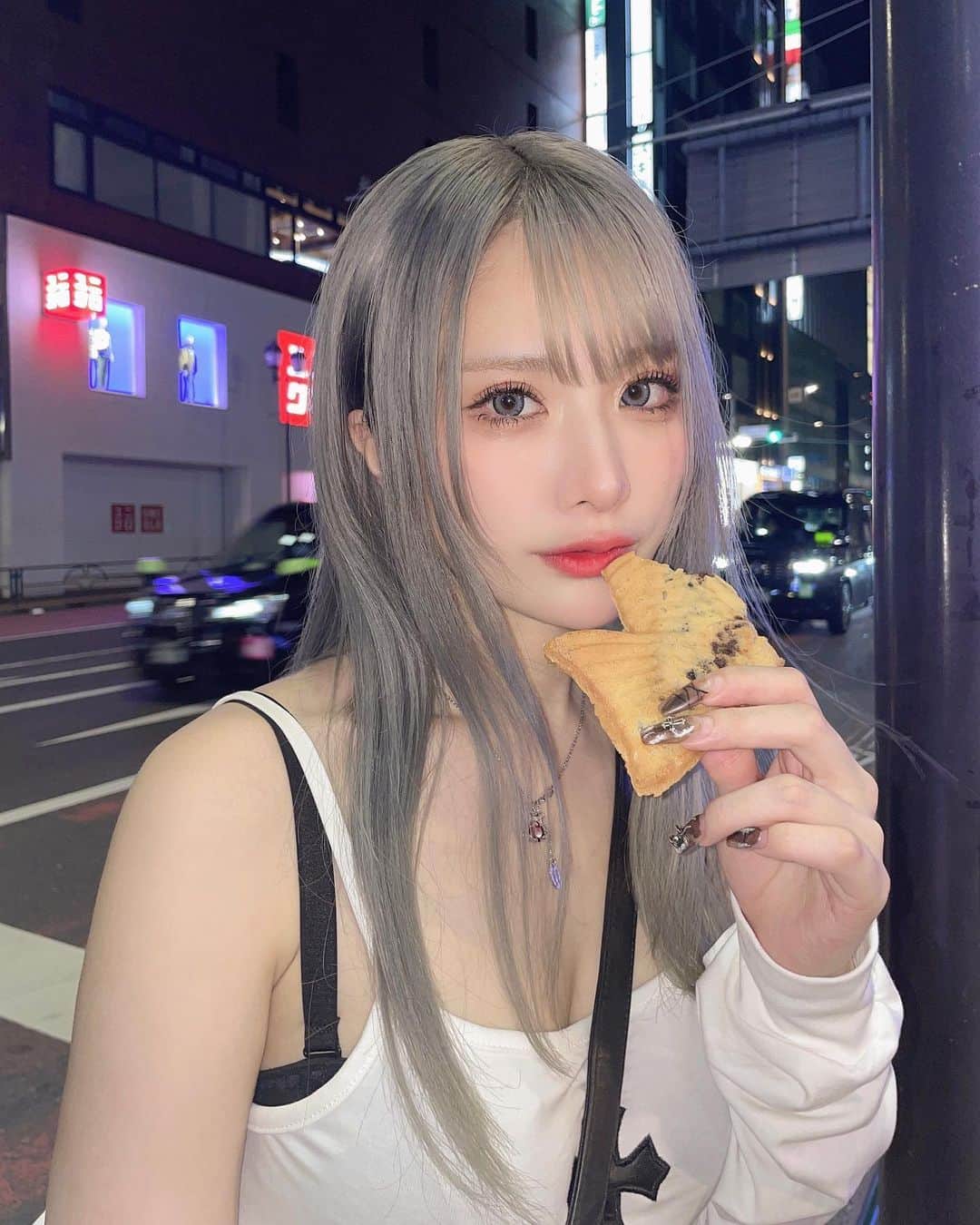 天魔のインスタグラム：「いま小顔整形で日本一有名なたいせい先生( @dr.taisei )に【転生リフト】をしてもらいました🐰✨ たいせい先生の転生リフトを受けてきたら腫れずに超小顔になって感動✨ 転生リフトは世界一強力な糸リフトと評判の特注の糸を挿入して顔のたるみを劇的に改善する施術なのですが予想以上に引き上がって大満足です✨腫れないか心配だったけど本当に腫れなくてびっくり‼︎✨ もし気になった方はたいせい先生へDMで相談してみてください！いつもすぐに満枠完売している超人気ドクターですが運良くキャンセル枠があればオペが受けられるかも✨ * #たいせい先生　#転生脂肪吸引リフト　#転生リフト　#東京転生クリニック　#ttc #TokyoTenseiClinic」