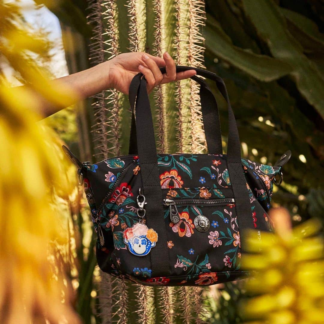 キプリングのインスタグラム：「Check out the bold floral pattern of the NEW Kipling x Frida Kahlo collection 💐  (tap to discover the Art Mini)  #KiplingxFridaKahlo #LiveLight #LifeUntamed #FridaKahlo #NeverWithoutMyKipling」