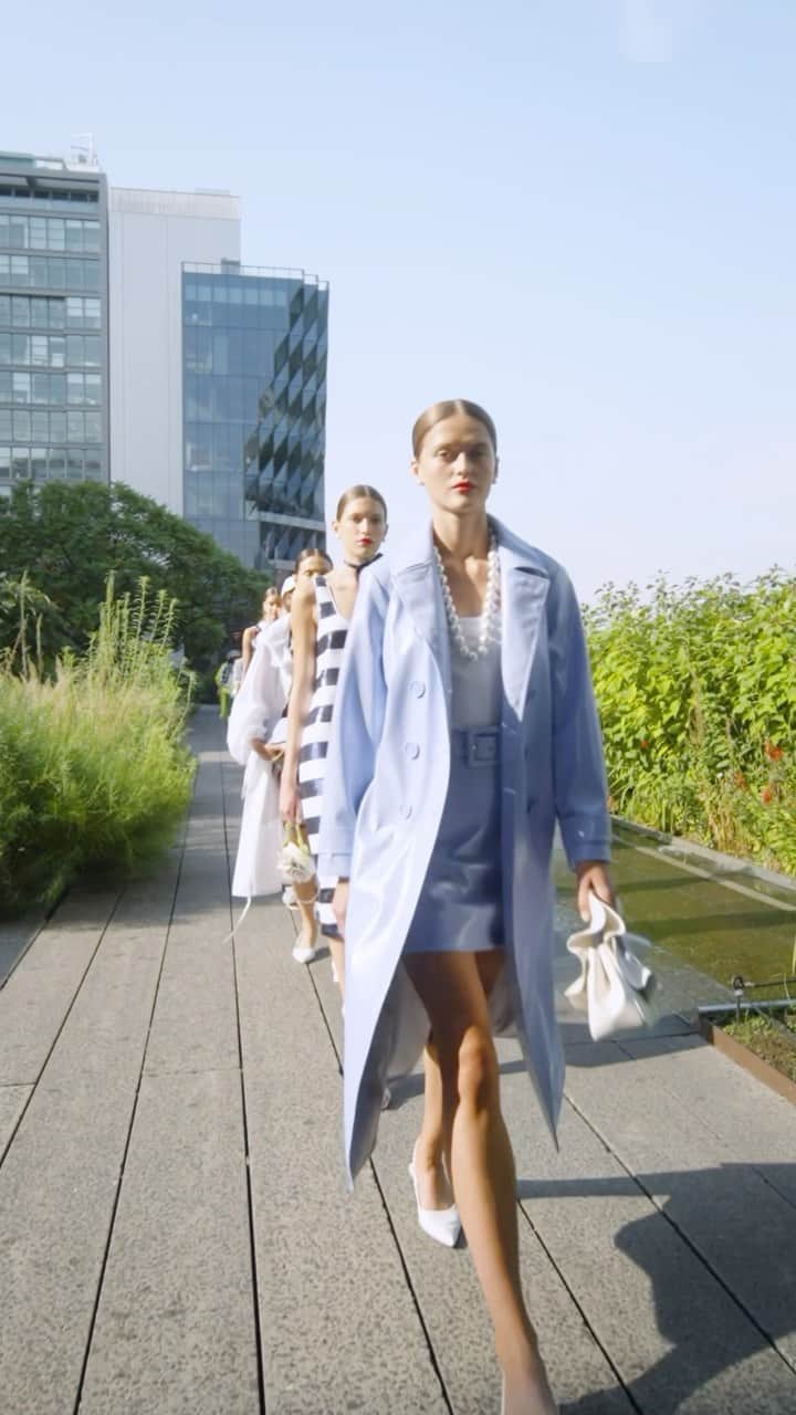 のインスタグラム：「The sequins. The stripes. The return of our iconic Noel print. And—of course!—the bags. Yesterday, at our Spring 2024 presentation on the High Line in New York City, we were all feeling the joy. #katespadeny」