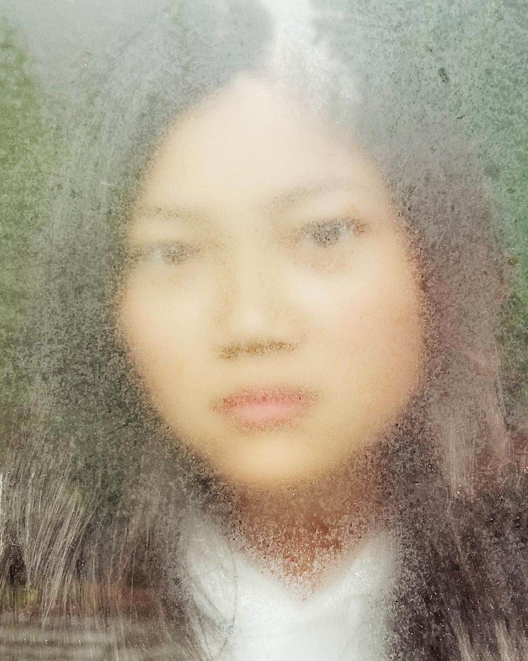のインスタグラム：「The foggy day continues. To early to smile……」