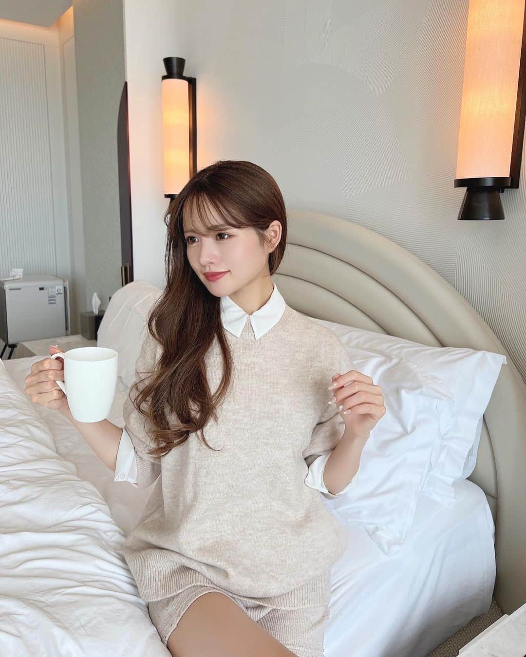 Isakoのインスタグラム：「お部屋でまったり☕️🤍  韓国で泊まったホテルが 居心地がとーっても良くてコーヒーを飲みながらまったりするのが最高の癒しでした☺️  緩くて可愛いお色のadaのニットは 秋先取りコーデ用に日本から持って来たよ👗✨ 　 シャツインするのがお気に入り🤍  @__ada.official__ 購入できるzozotownではセール開催中！Max50%offです☺️  @kirakirashop_kg  #ニット#ニットコーデ#オーバーサイズ#ada#エイダ#エイダコーデ #韓国ファッション#着回しコーデ #zozotown#zozo購入品#zozotown購入品」