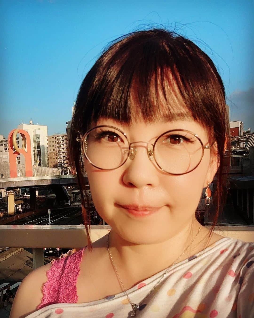 松井理子のインスタグラム：「上野にて。  今日は #全力ちゃんねる。の撮影でした🍀  日が陰ってきて、自撮りしてみた。  顔に移るメガネの影にマニアックさを感じてしまうのは私だけじゃないはず🤭✨ #眼鏡マニア #金子眼鏡 #上野の歩道橋 #熟女 #全力熟女」