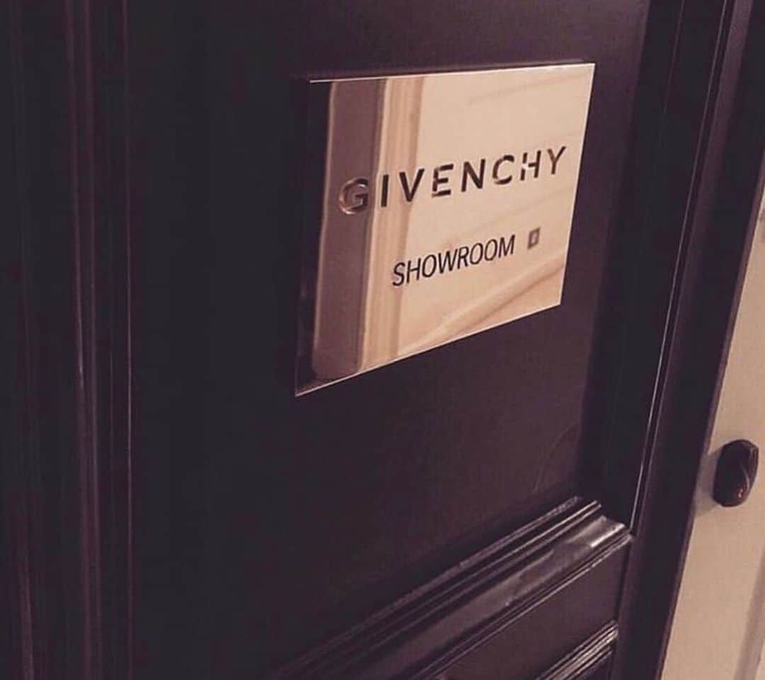 のインスタグラム：「Fashion week paris 😇」