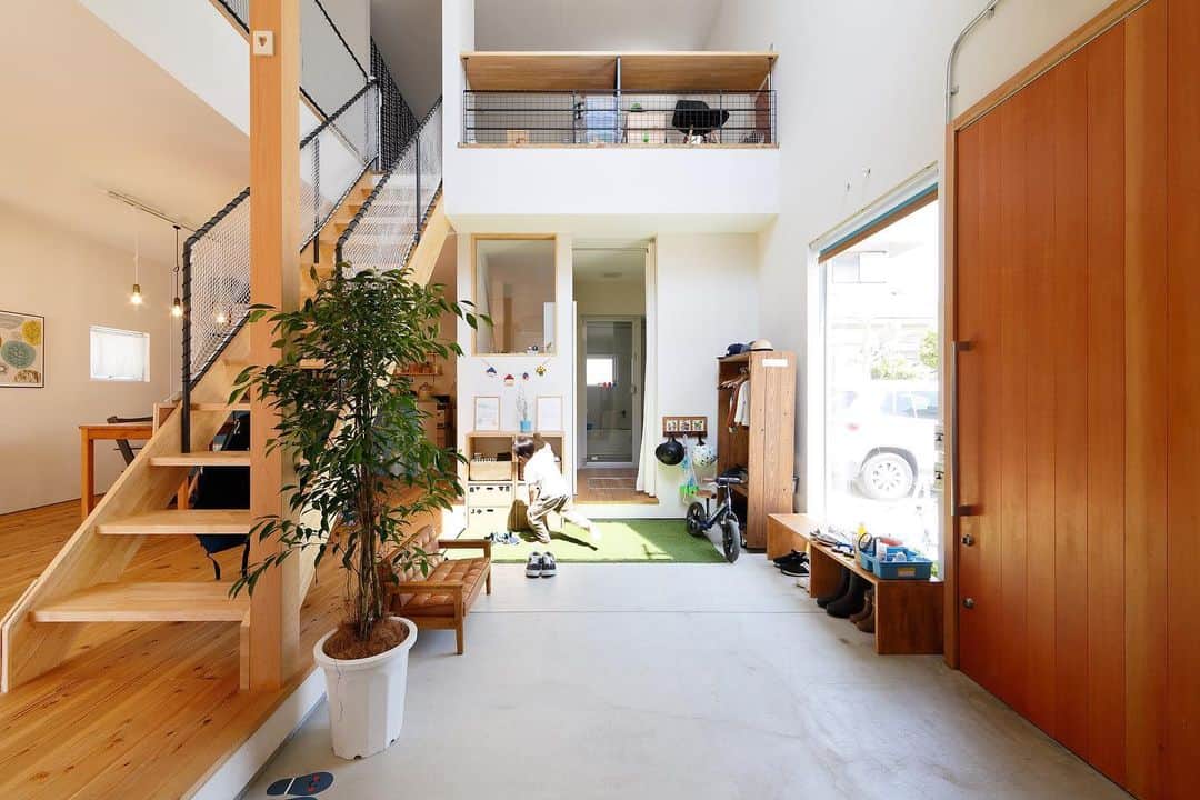 D'S STYLEのインスタグラム：「.  家をおしゃれに住みこなそう そう着こなしと同じように ----------------------- ☞ more… @dsstyle ----------------------- https://www.d-s-style.com . 🍟D’S STYLEのサブアカウント ーオーナーの住みこなし紹介ー こちら☞@ds_picks . 🚪青葉台モデルハウス特設アカウント ☞  @dsstyle_aobadai_ ☞  @dsstyle_aobadai_funp . 🚪豊中モデルハウス特設アカウント ☞  @dsstyle_toyonaka . ☞  @dsstyle_toyonaka_funp . 🚪加古川モデルハウス特設アカウント ☞  @dsstyle_kakogawa  ☞  @dsstyle_kakogawa.funp . 🚪愛知 CBCモデルハウス特設アカウント ☞  @dsstyle_aichi_cbc ☞  @dsstyle_aichi_cbc_funp  . 🌵D’S STYLEのLINE公式アカウント こちら☞ @dsstyle_line . #dsstyle #ds #ディーズ #ディーズスタイル #新築一戸建て #こだわりの家 #家づくり #土間のある家 #塗り壁 #暮らしを楽しむ家づくり #塗り壁の家 #吹抜けのある家 #無垢床の家 #家を建てる #住まい #個性的な家  #天井の高い家 #インテリアコーディネート #明るい家 #採光 #空間デザイン #ldk #リビングダイニング #玄関土間 #ラグ #吹抜け #子供服収納 #お出かけグッズ #玄関収納」