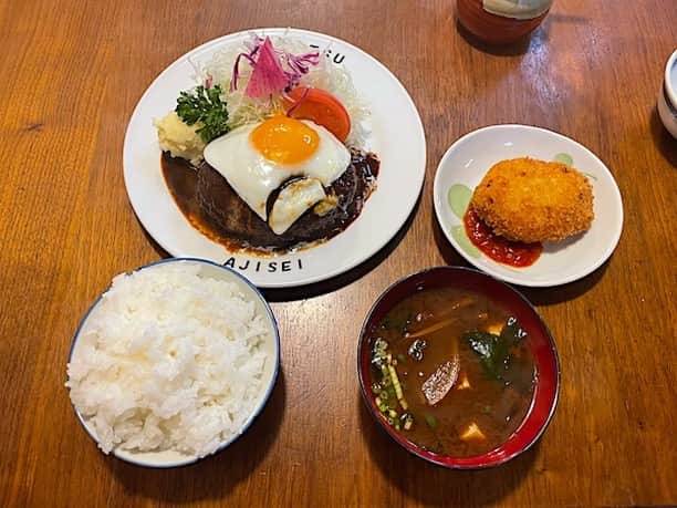 小野瀬雅生のインスタグラム：「名古屋市中村区稲葉地本通の名代とんかつ八千代味清でハンバーグステーキ定食ウマウマウー☆今回はハンバーグ狙い☆レギュラーの200g☆ハンバーグ斜面の勾配が急で目玉焼きの白身が崩れちゃった☆肉汁溢れるとはまさにこれ☆ジューシーでふんわり☆お肉の歓びがこれでもかと押し寄せます☆チョーウマイ☆☆スキスキスー☆アイシテマス☆カニクリームコロッケもカニが凄い☆賄いの焼きそばもデザートも戴いちゃいました♫ #ハンバーグステーキ定食 #八千代味清 #名古屋 #中村区稲葉地本通 #ハンバーグ #小野瀬雅生 #onosemasao #ウマウマウー #肉汁溢れる #お肉の歓び #押し寄せる #目玉焼き #デミソース #至福 #悦楽 #スキスキスー #アイシテマス」