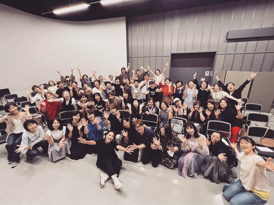 TiAさんのインスタグラム写真 - (TiAInstagram)「⭐️Gospel College 21⭐️ 2023.09.09  浜離宮朝日ホール 主催　@happy_music_japan   朝早くからご参加いただいた皆様、主催HAPPY MUS!C様、ありがとうございました！  本日は、全米最大のゴスペル大会で優勝した時のバージョンの【Ride On King Jesus】を課題曲として講師をさせて頂きました。  80分という短い時間の中で素晴らしい熱い歌声を響かせてくれました。👏  アカペラは、空気までも音楽となります。集中して、ハーモニーに耳を研ぎ澄ませる。自分の心の扉をひらく。  黒人霊歌とは？アメリカで歌うということとは？日本人の私たちの良さとは？話したいこと、伝えたいこと、沢山でした。  ずっと笑ってたような気がしま、、す、、🤣 楽しかったですね！！  いつもそばにいてくれるTiA's Choirメンバーも、今日初めてお会いしたみなさまも！！  出会ってくれてありがとうございます。  Love ü.  また必ず！！ 一緒に歌いましょうね！！ TiA's Choir  @tianygospel  メンバー登録はどなたでもWelcomeです。😊  ⭐️⭐️⭐️⭐️⭐️  今日は、TiAが朝のトップバッターで、そこから夜まで4名の日本を代表する素晴らしすぎる大人気ゴスペルディレクターさんが講師を務めていたGospel College ⭐️ お疲れ様でした！！  @marisagospel  @eijinakayama_official   次回開催もお楽しみに！😊💐👏💕  #gospel #ゴスペル #ゴスペルクワイア #gospelmusic」9月9日 22時52分 - tia_singer